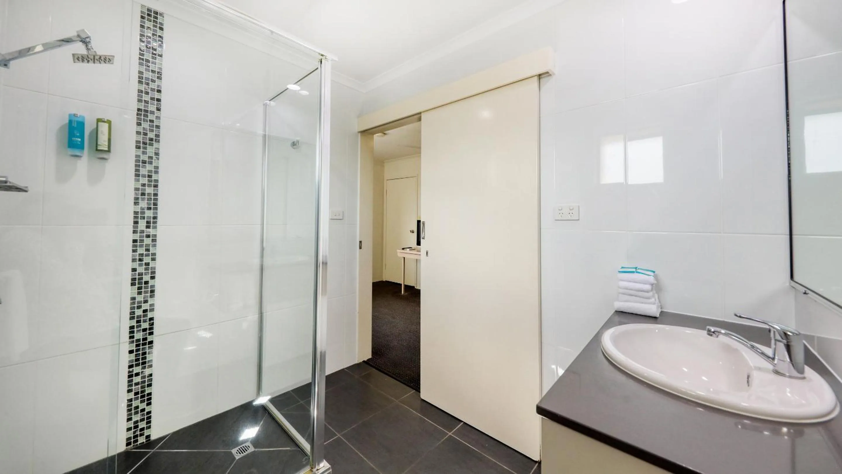 Shower in Best Western Cattle City Motor Inn