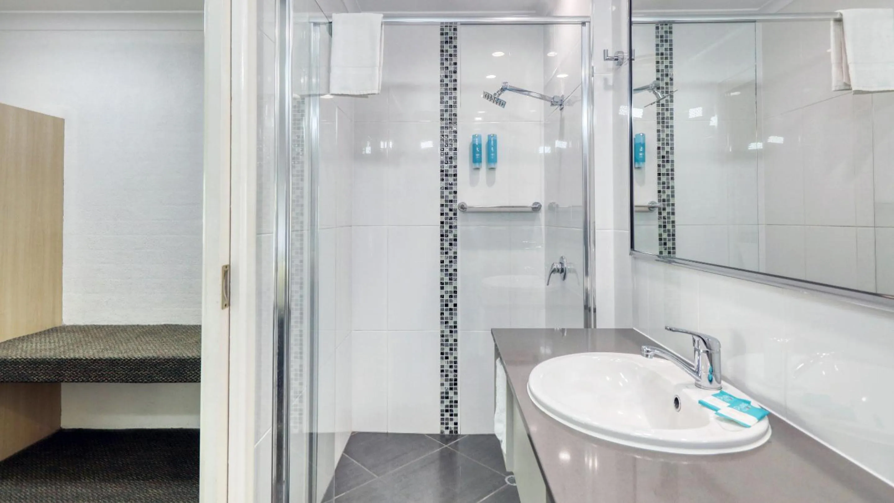 Shower in Best Western Cattle City Motor Inn