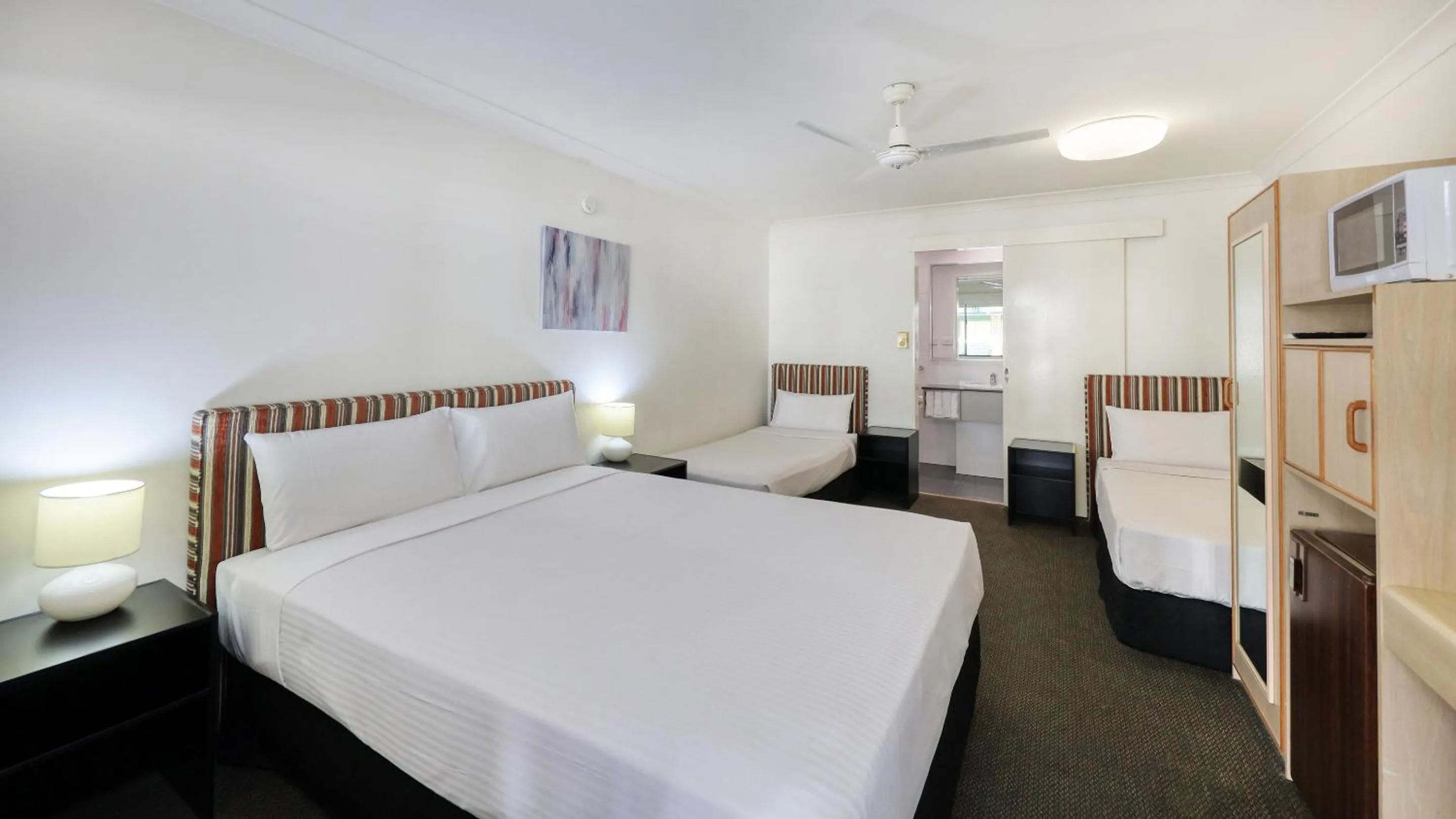 microwave, Bed in Best Western Cattle City Motor Inn