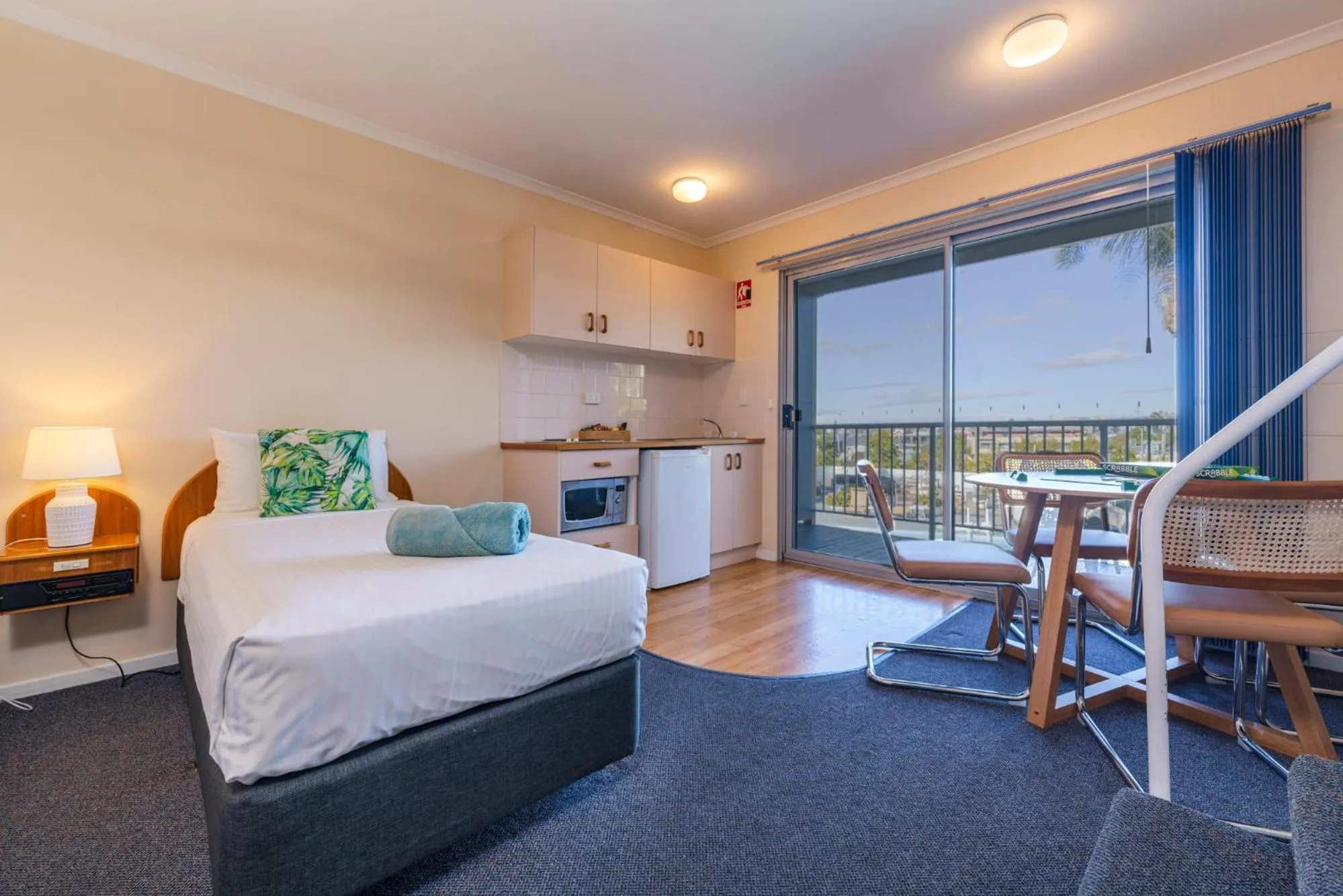 Photo of the whole room, Bed in South Seas Motel