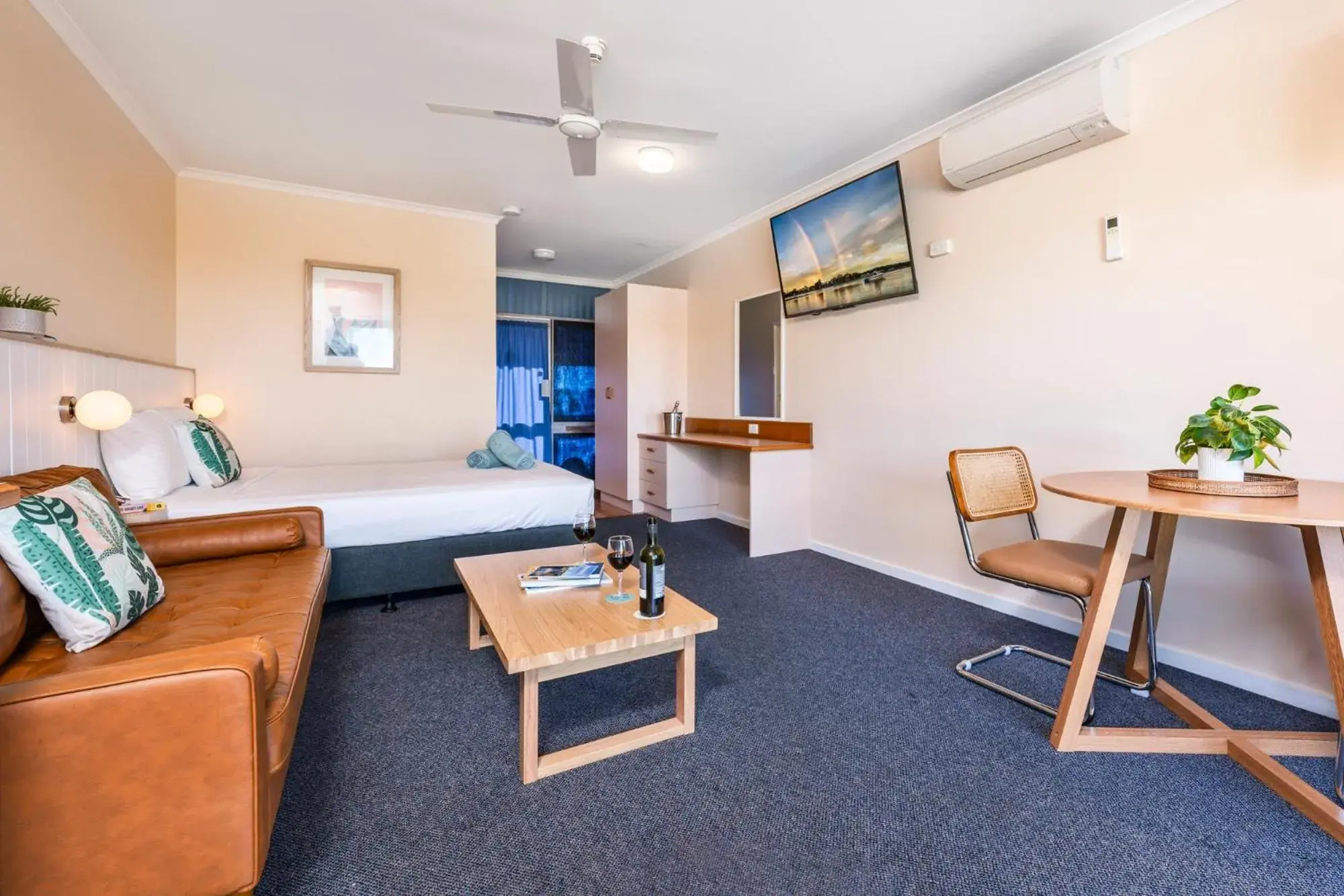 Deluxe Queen Room with Pool View in South Seas Motel Deluxe Queen Room with Pool View in South Seas Motel