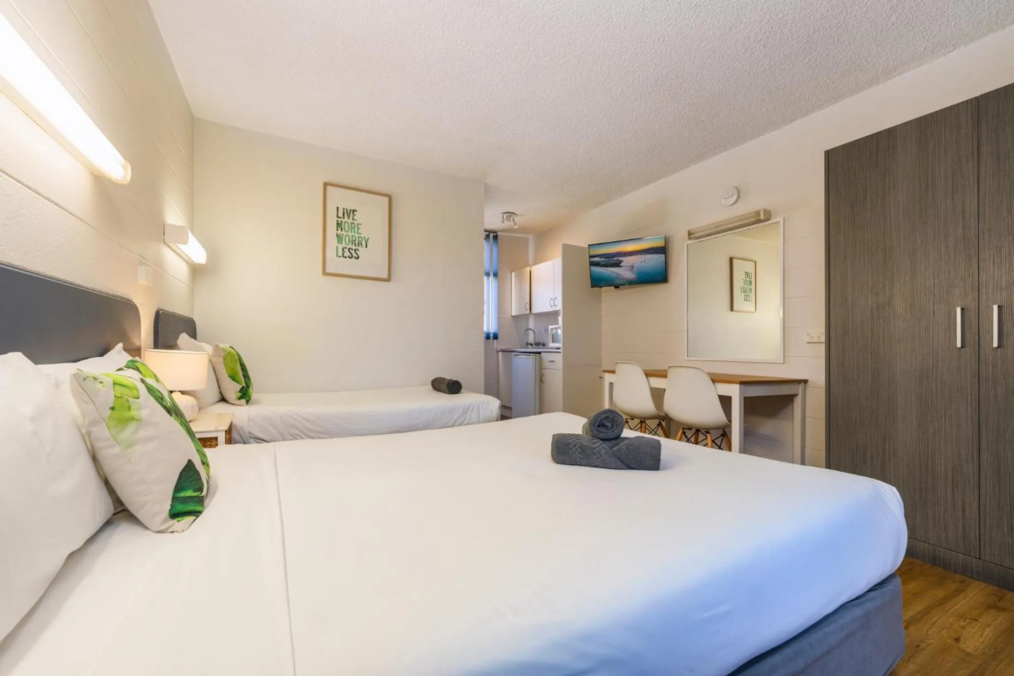 Pets, Bed in South Seas Motel