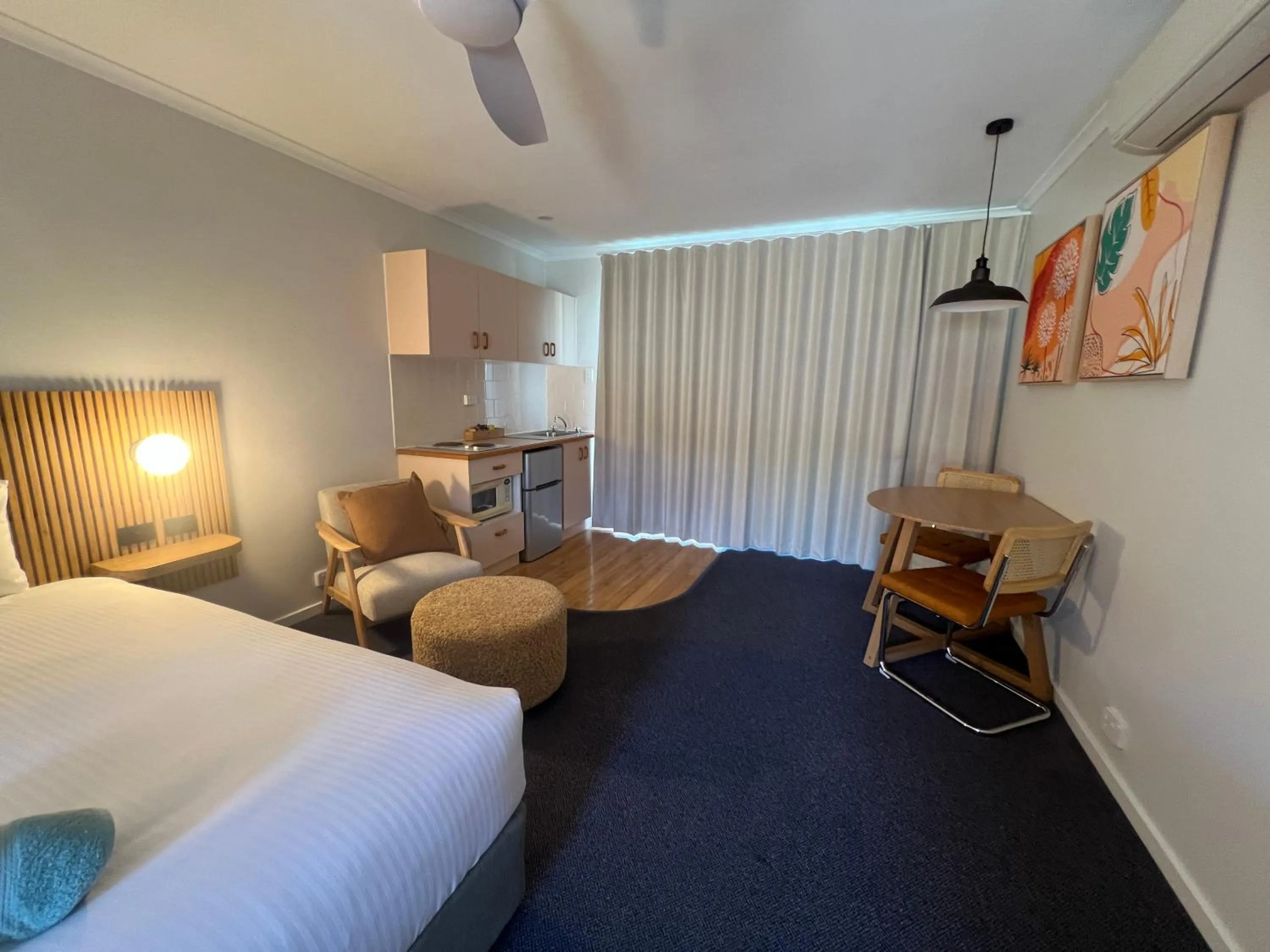 Photo of the whole room, Bed in South Seas Motel
