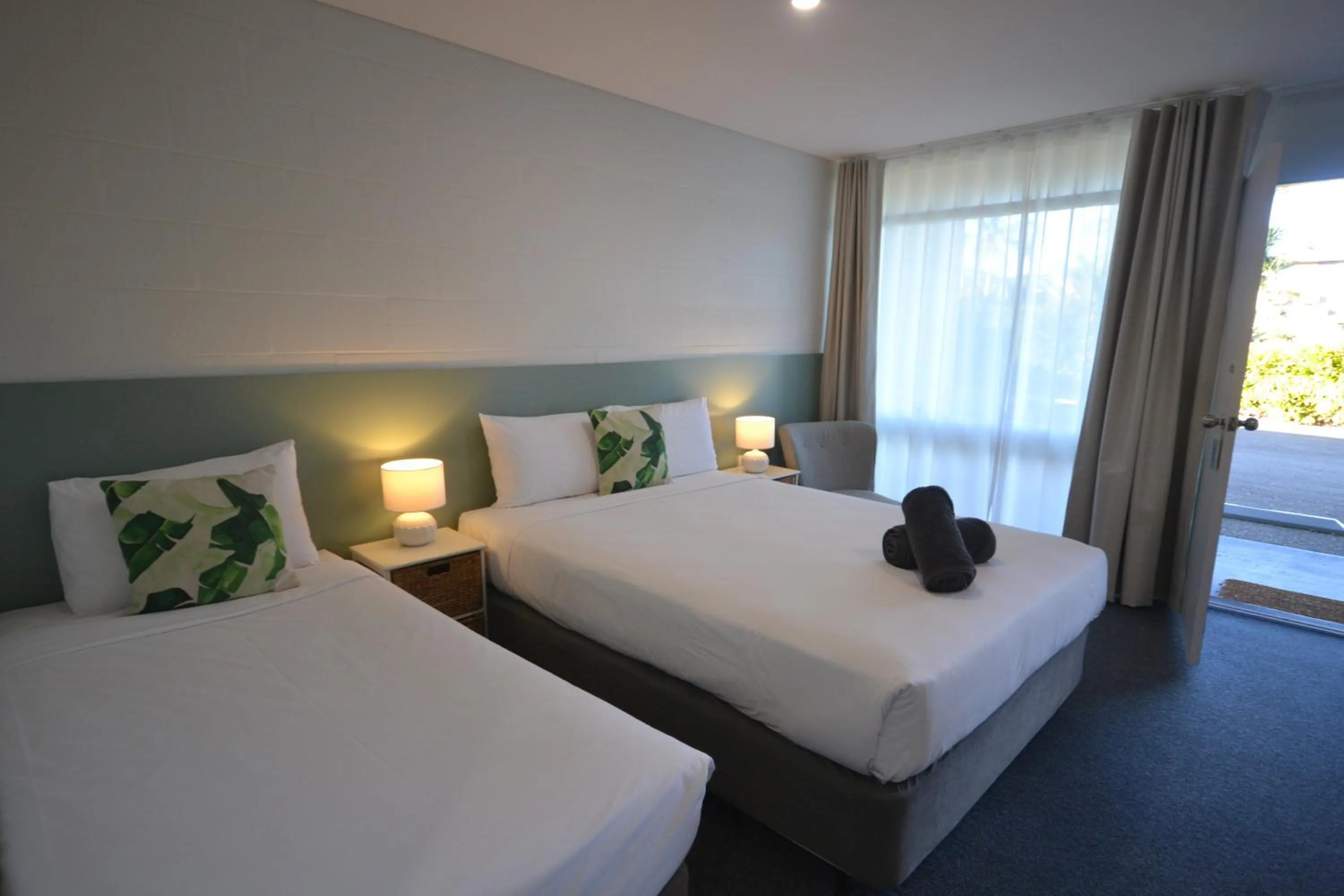 Photo of the whole room, Bed in South Seas Motel