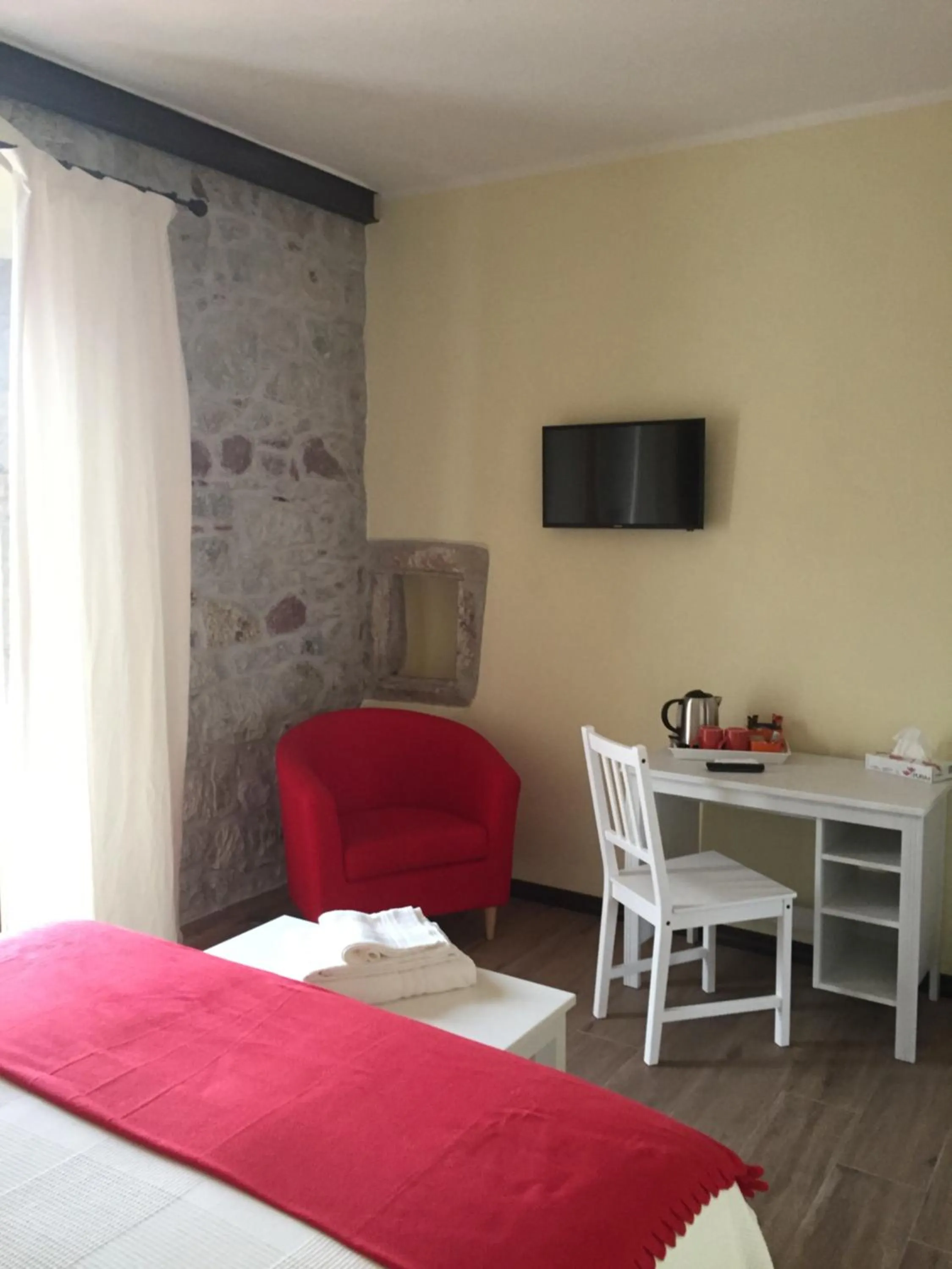 Seating area, Bed in Bomarosa B&B