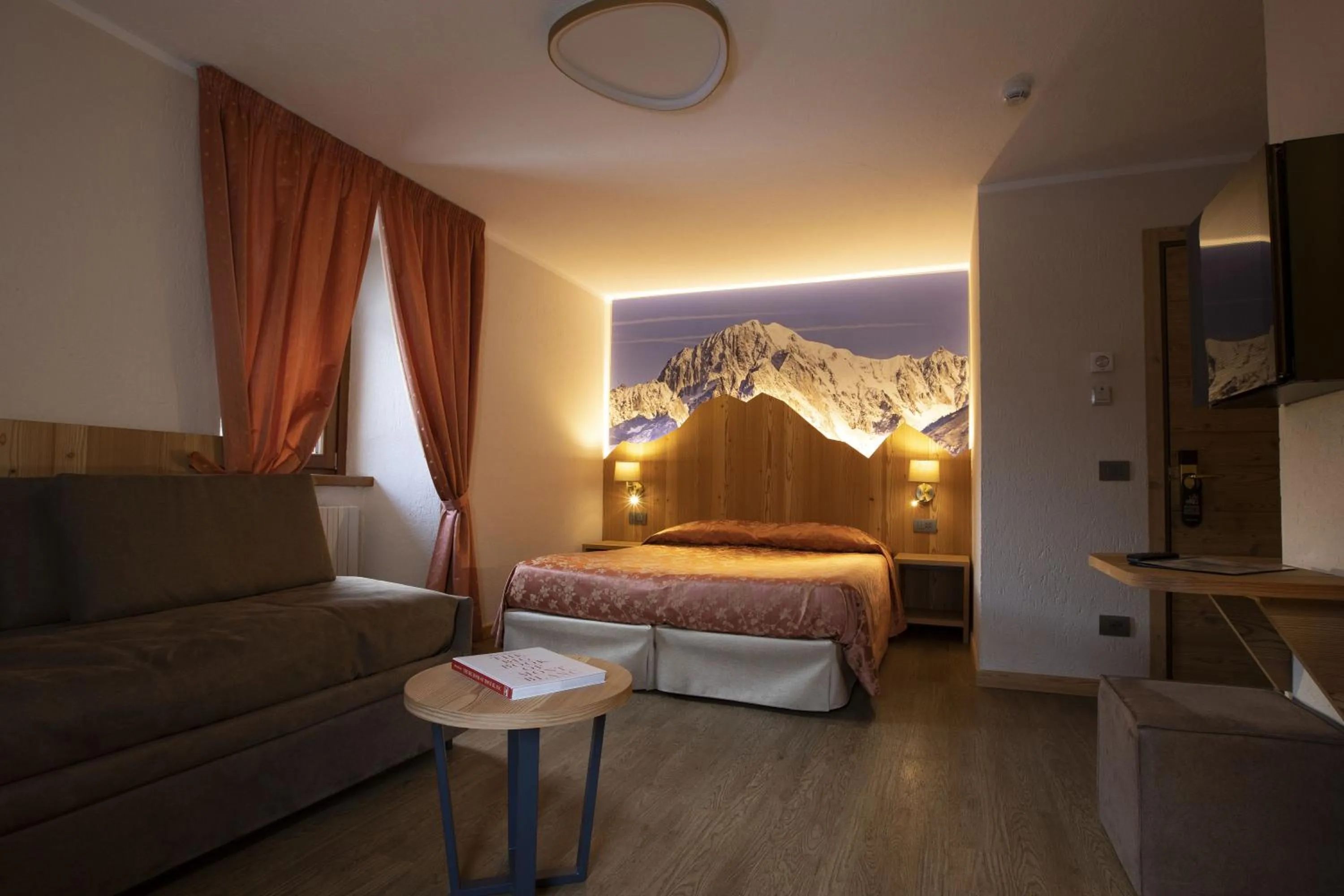 Photo of the whole room, Bed in Hotel Des Glaciers