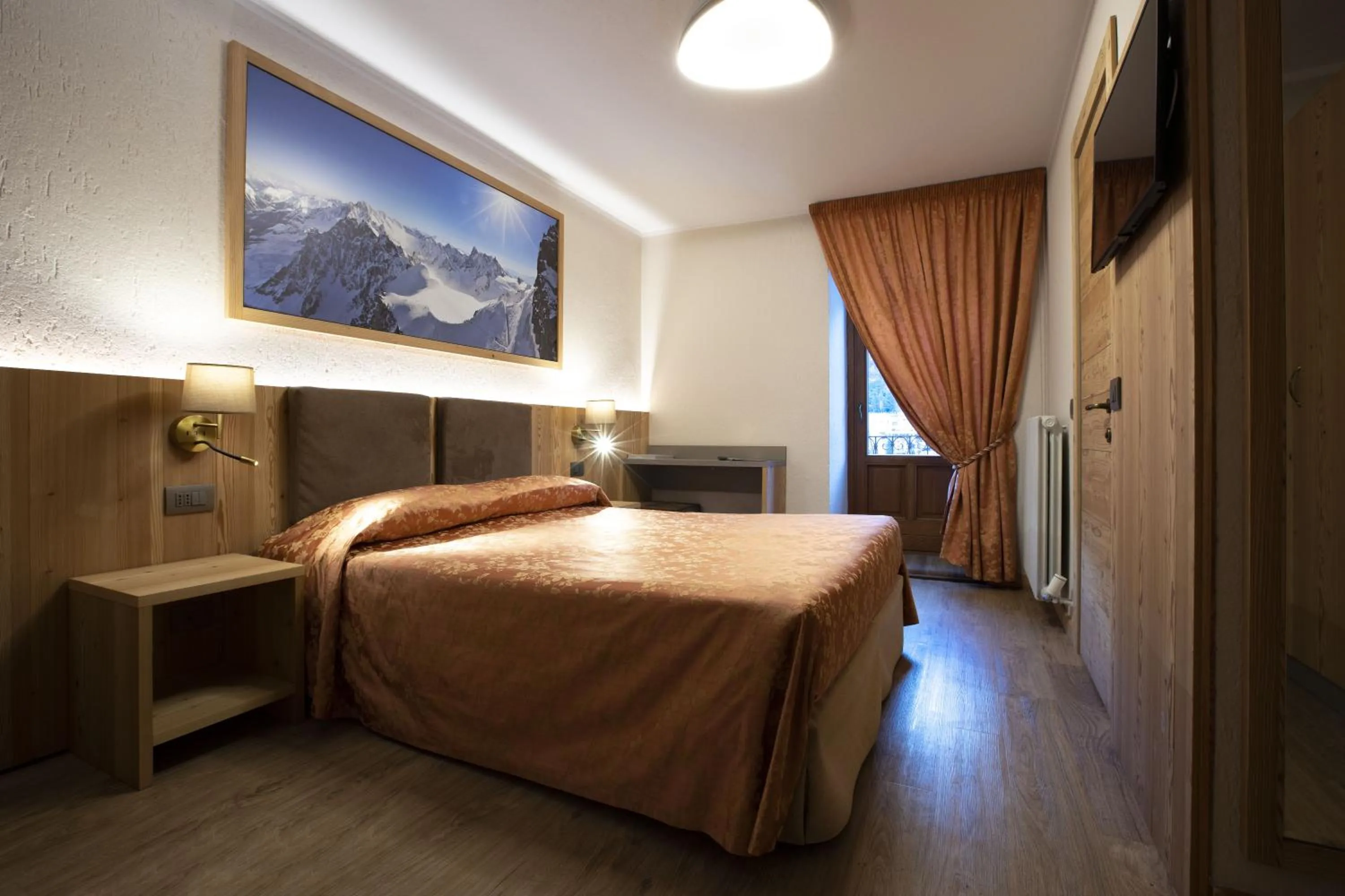 Photo of the whole room, Bed in Hotel Des Glaciers