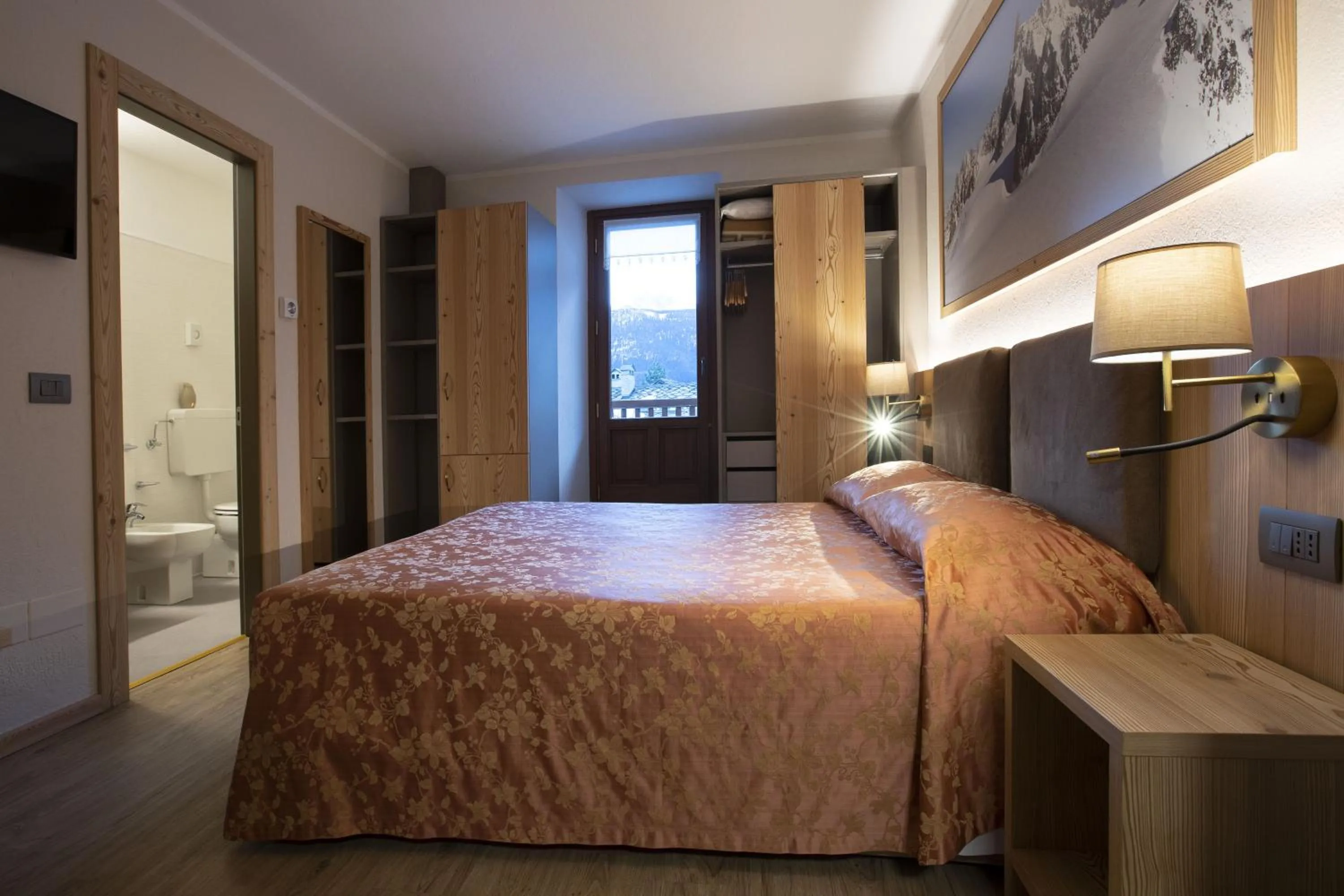 Photo of the whole room, Bed in Hotel Des Glaciers