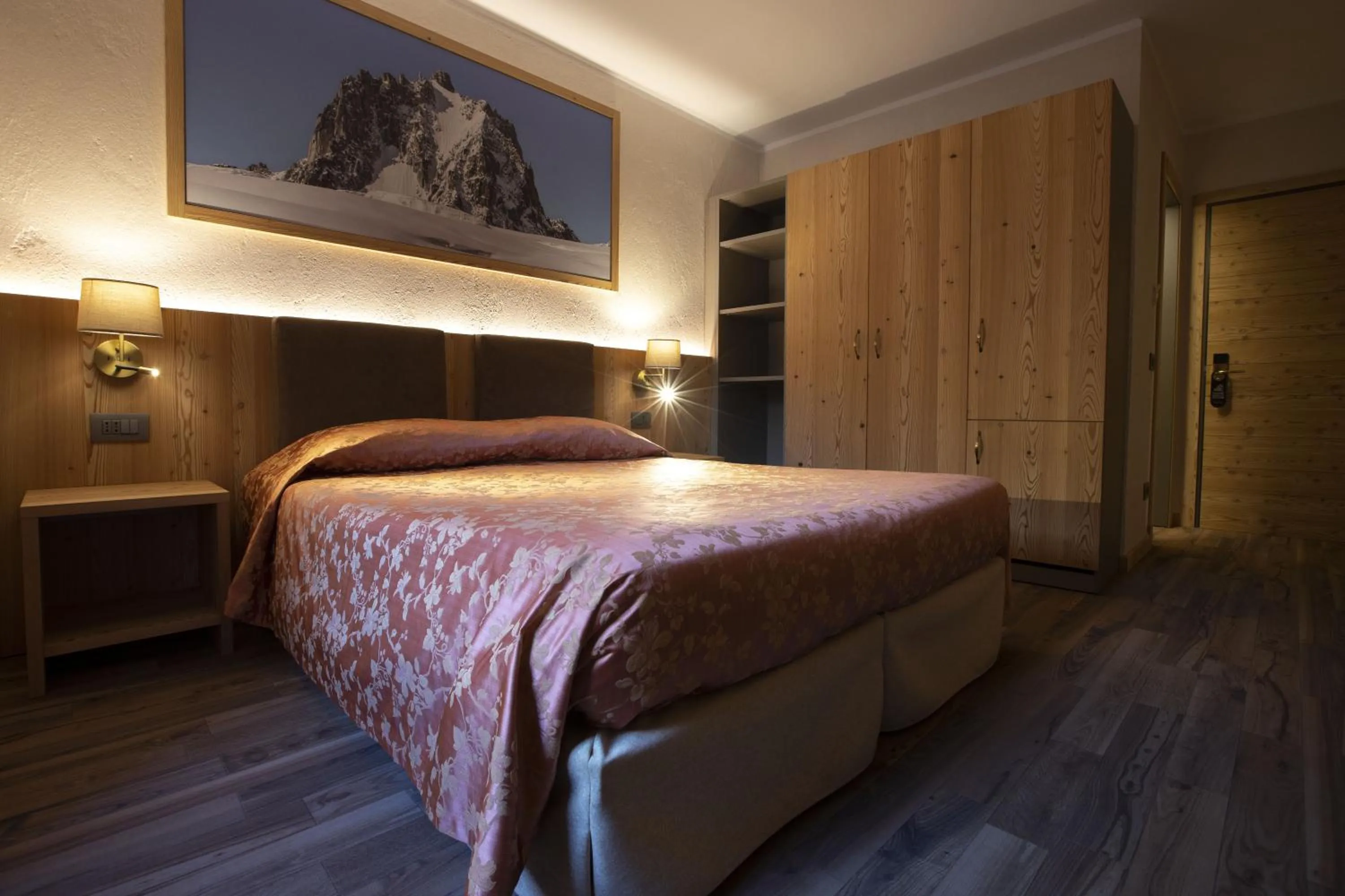 Photo of the whole room, Bed in Hotel Des Glaciers