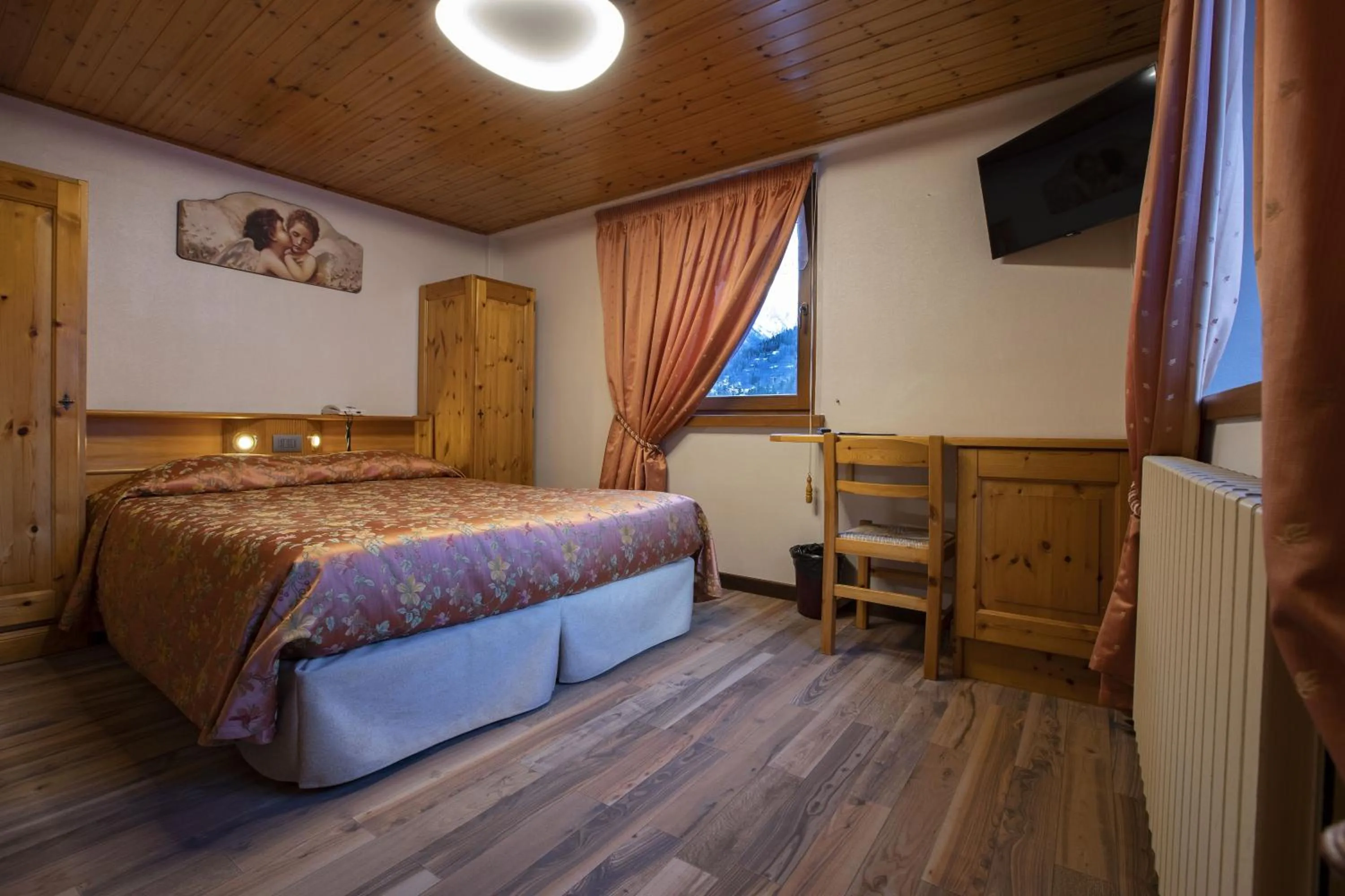 Photo of the whole room, Bed in Hotel Des Glaciers