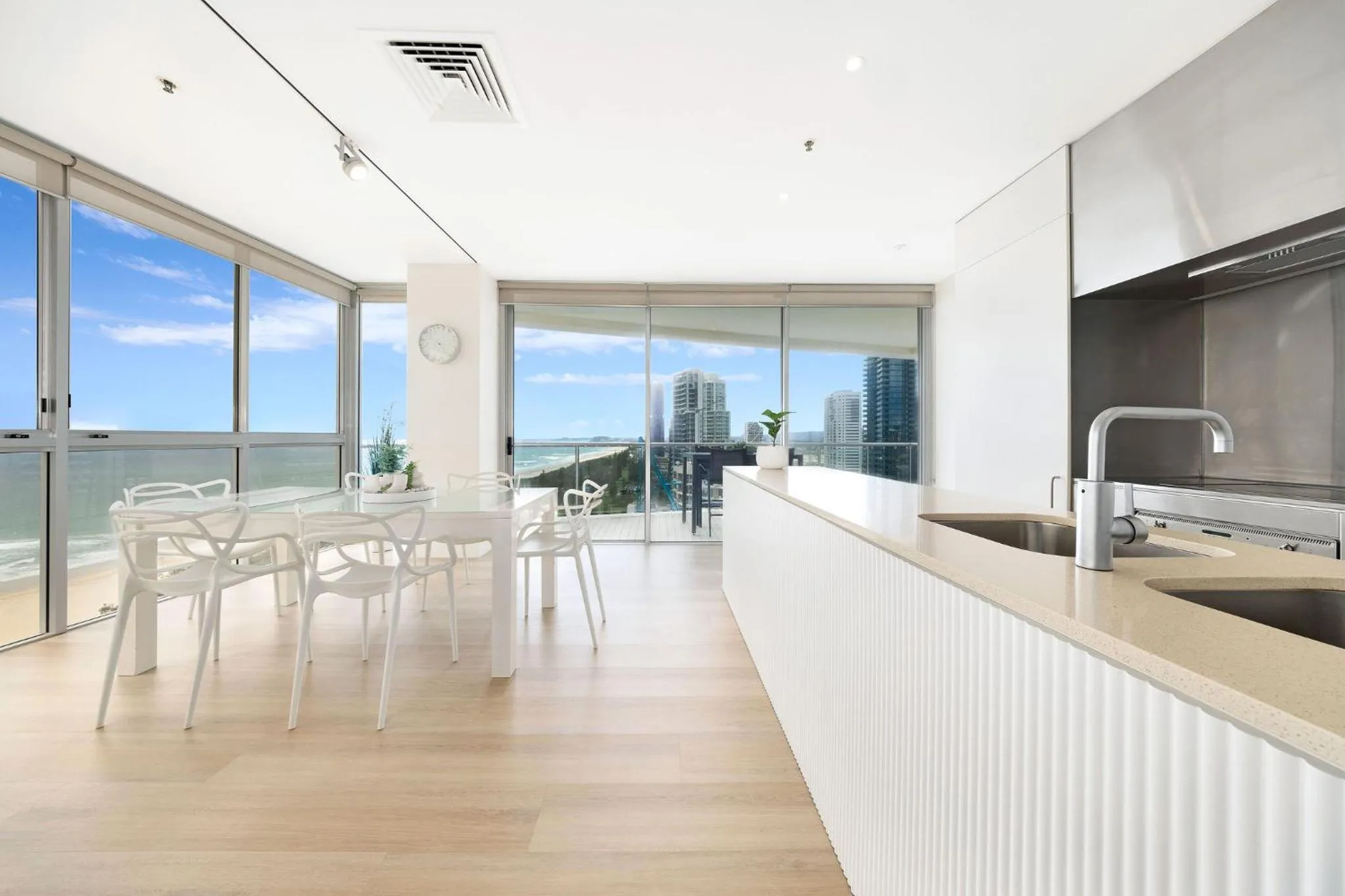 Dining area in ULTIQA Air On Broadbeach