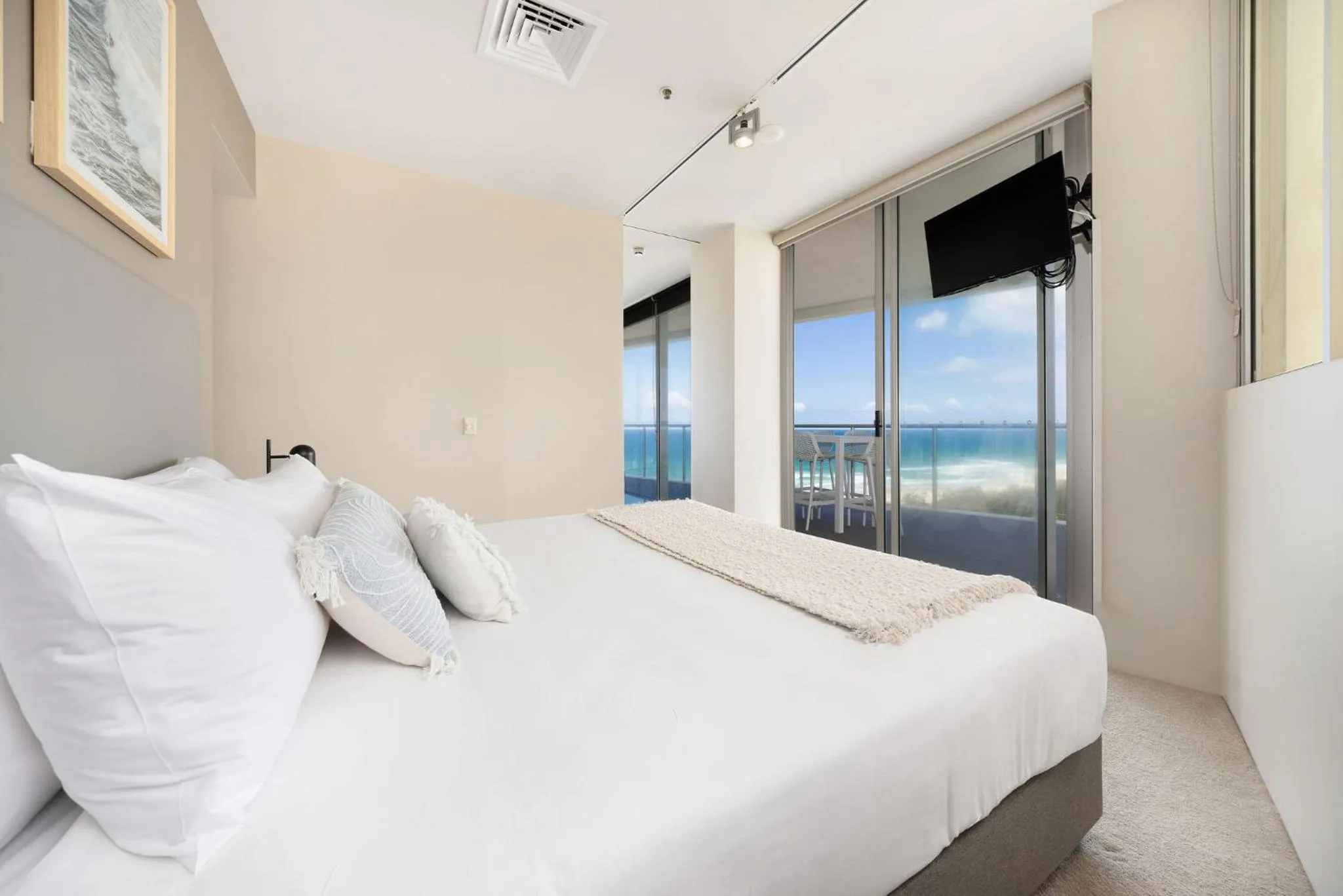 Bedroom, Bed in ULTIQA Air On Broadbeach
