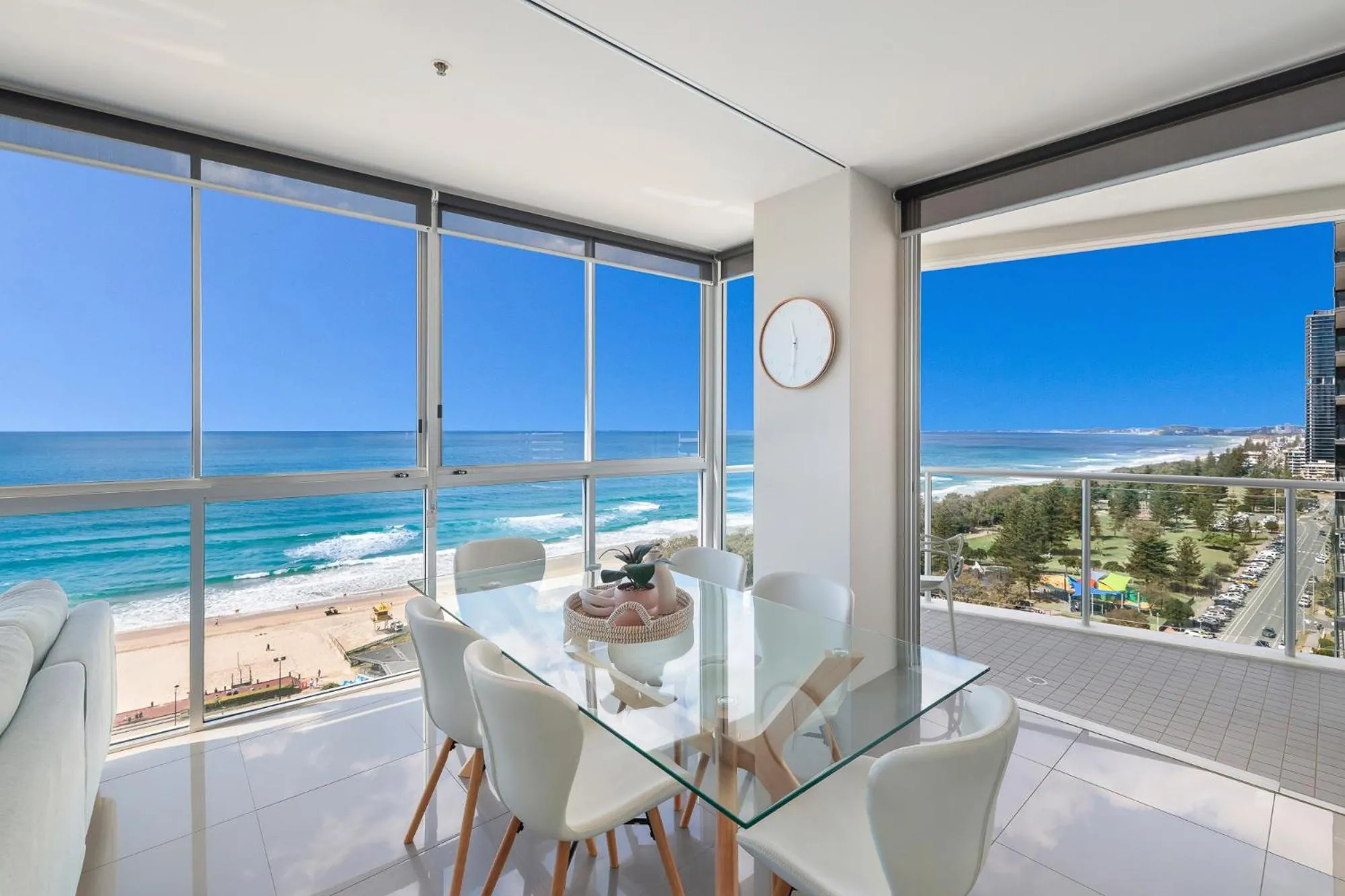 Dining area in ULTIQA Air On Broadbeach
