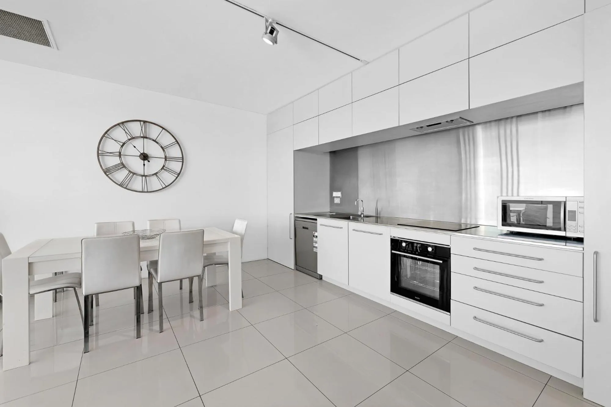 Kitchen or kitchenette in ULTIQA Air On Broadbeach