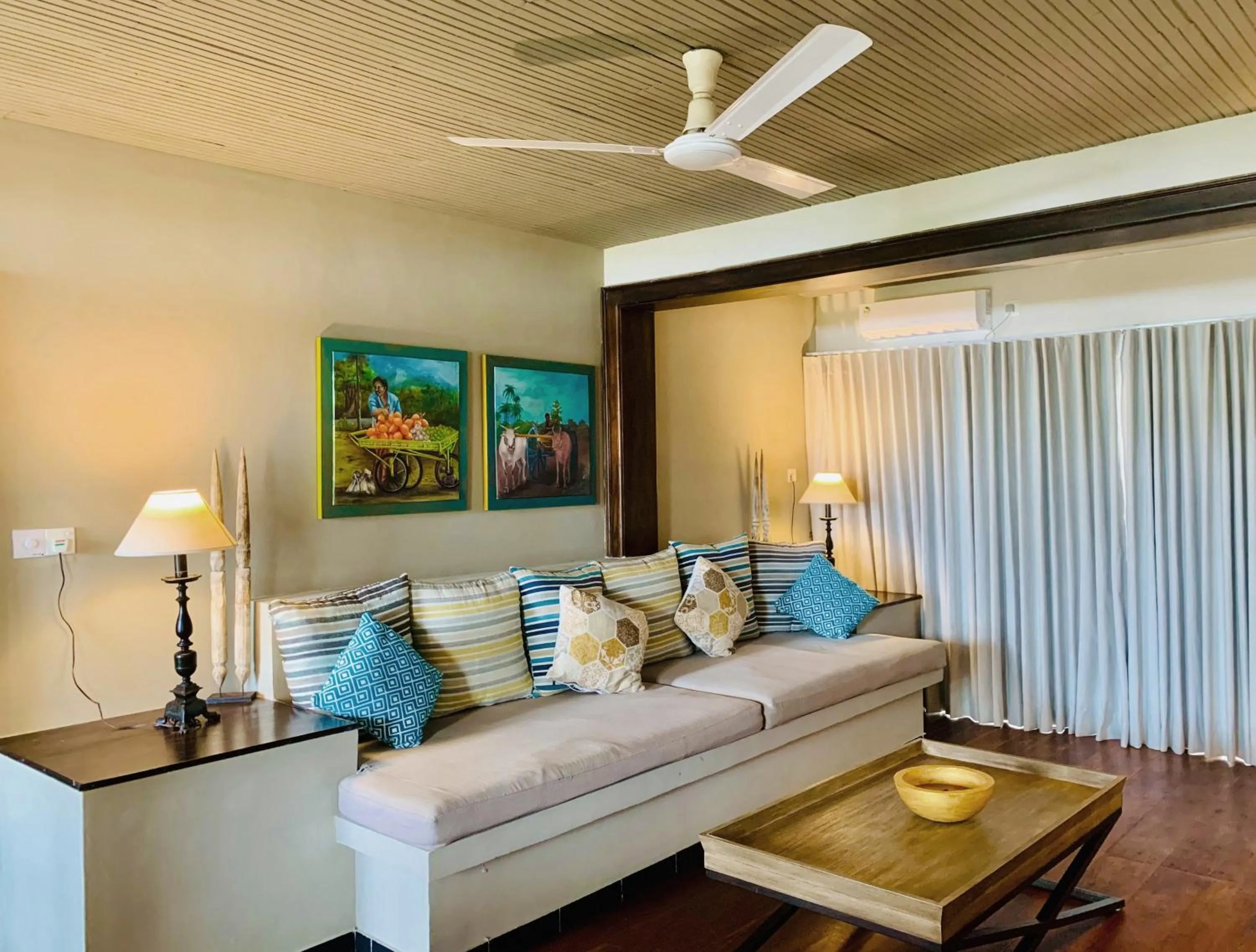 Living room, Bed in Suite Lanka