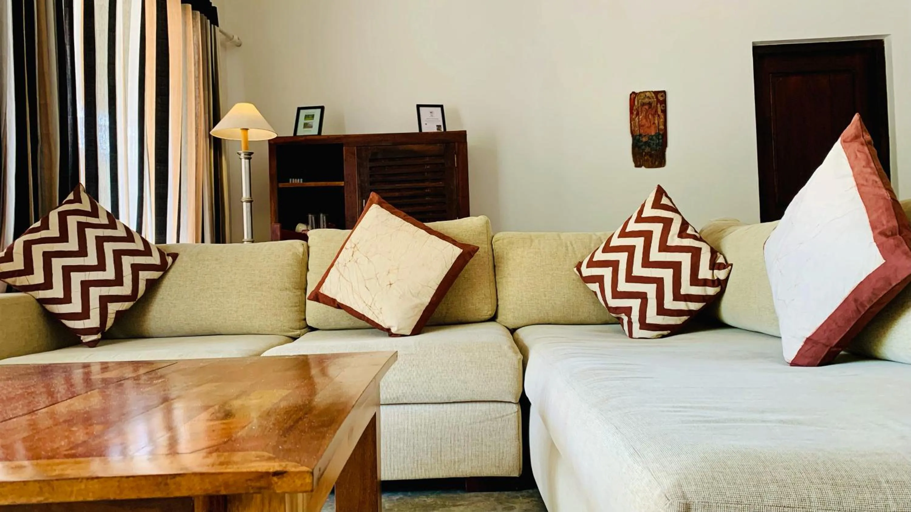 Living room, Bed in Suite Lanka
