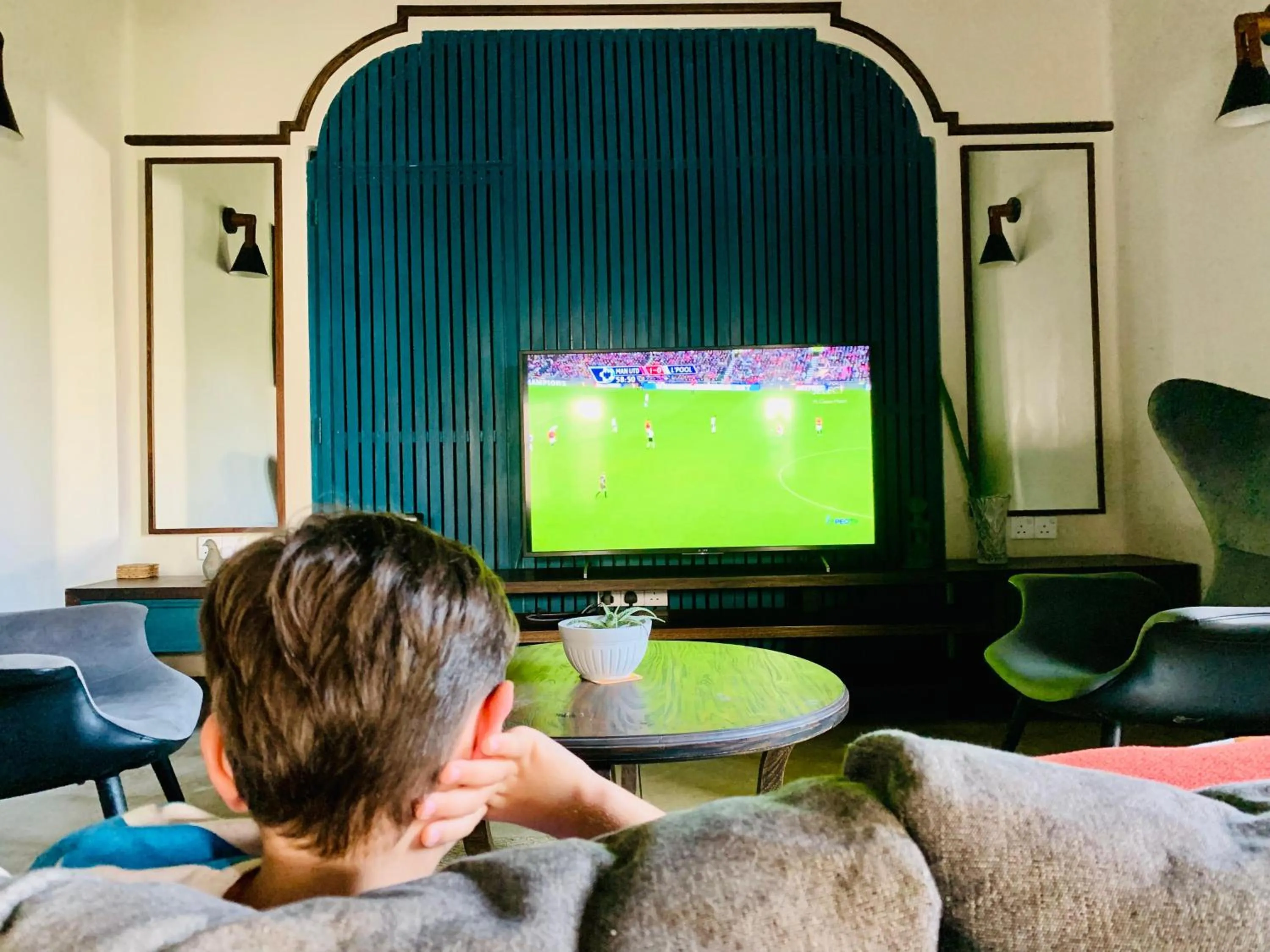 Communal lounge/ TV room in Suite Lanka