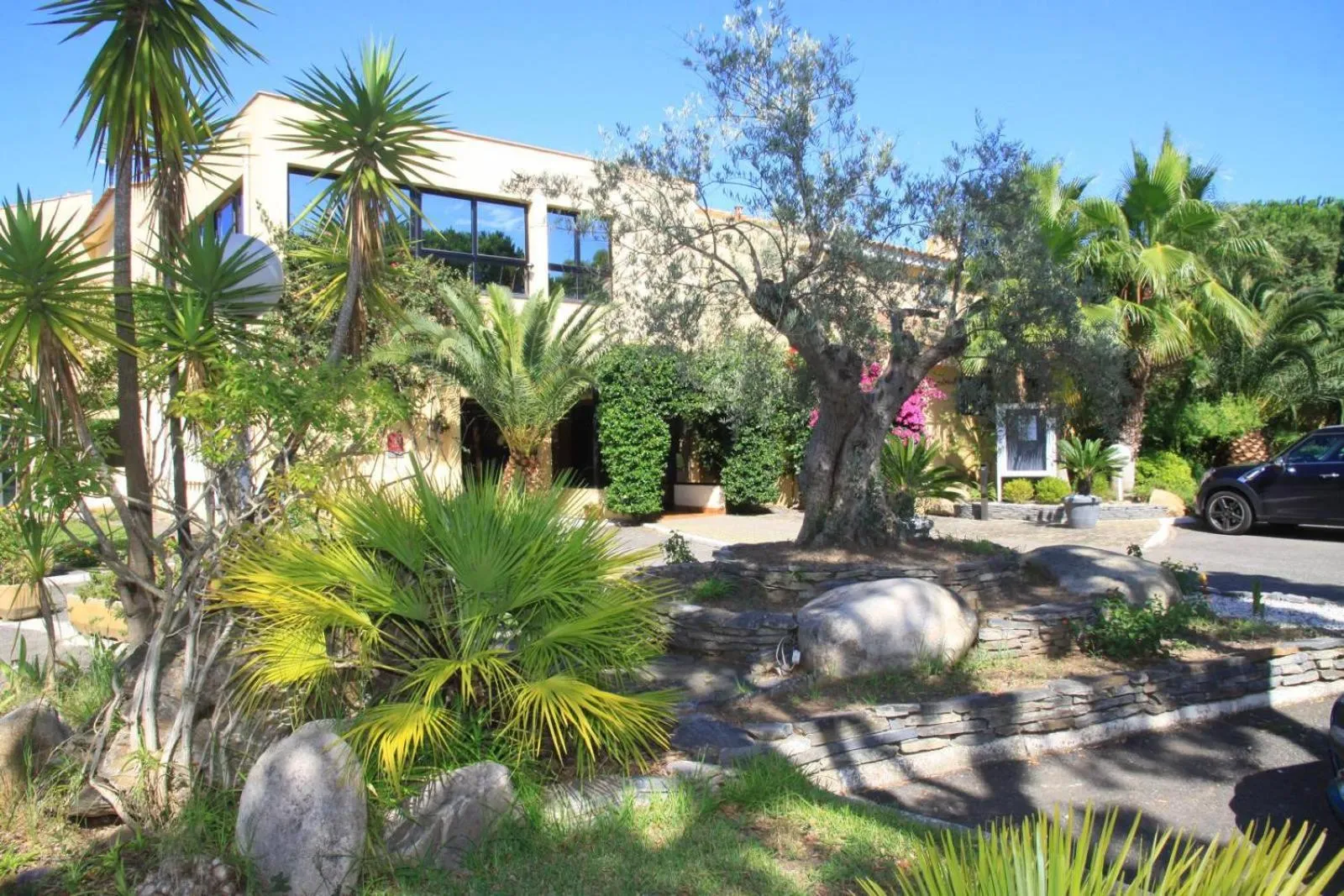 Facade/entrance in Isola Hôtel