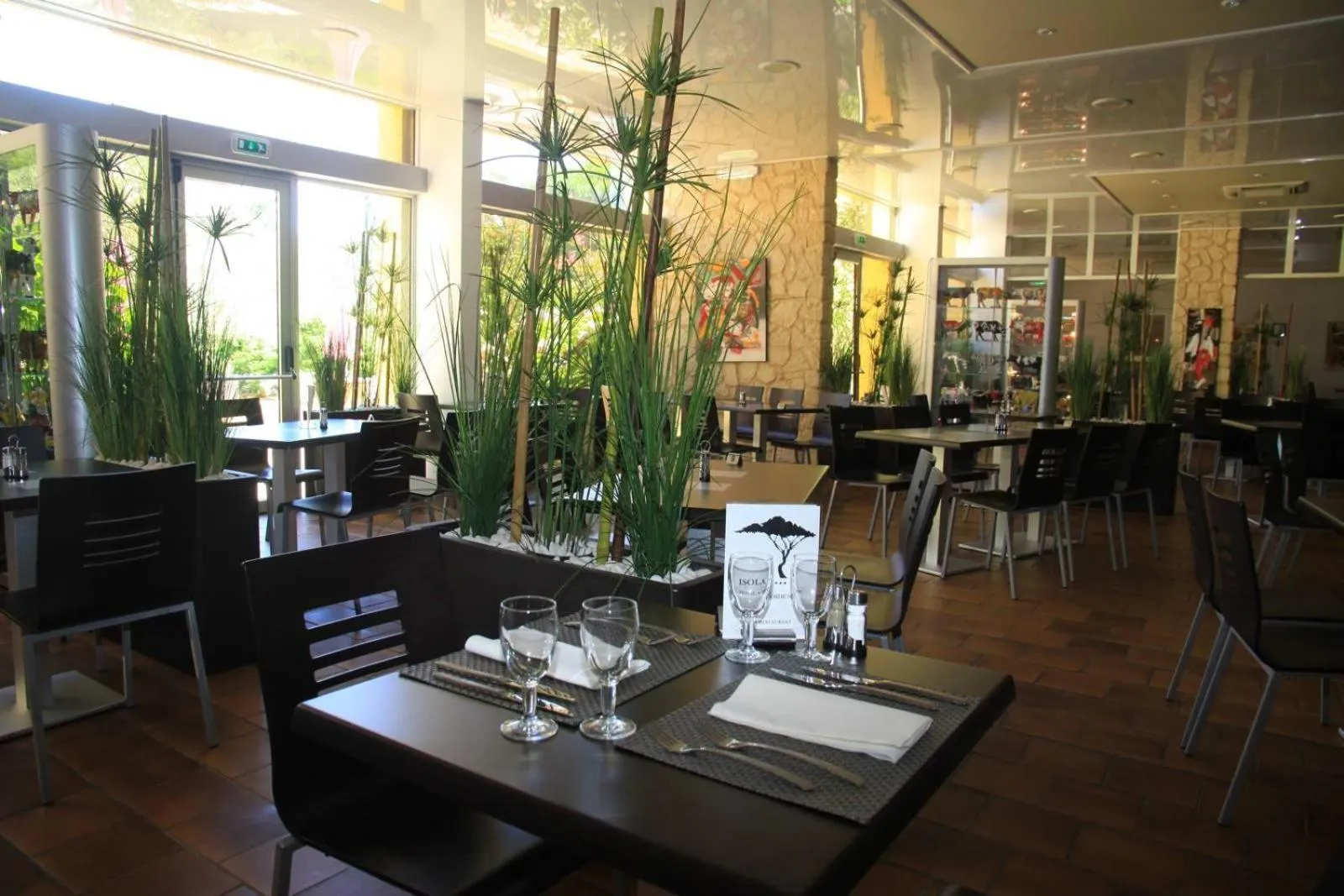 Restaurant/places to eat in Isola Hôtel