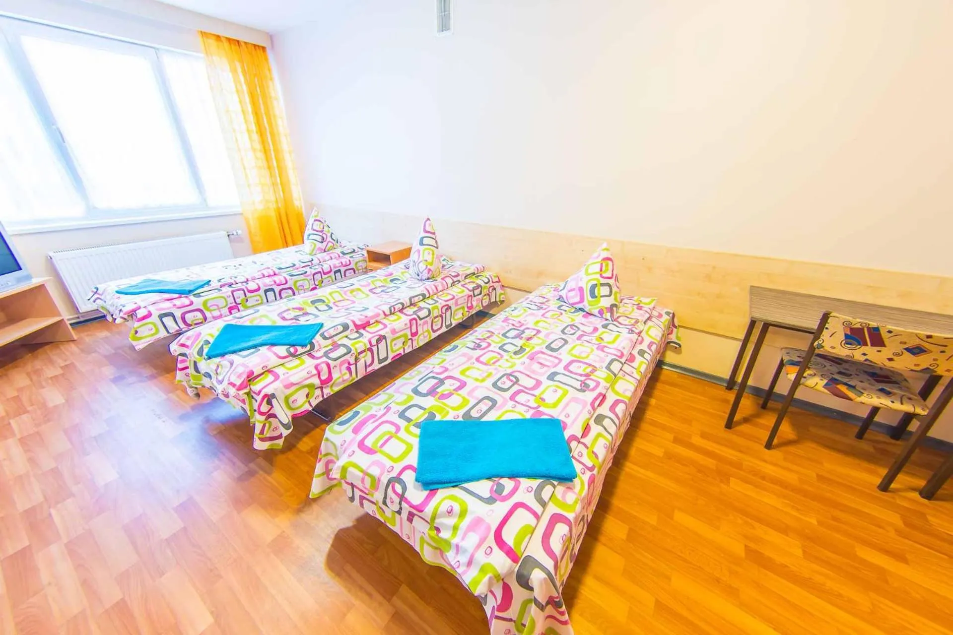 Quiet street view, Bed in Hostel Brize