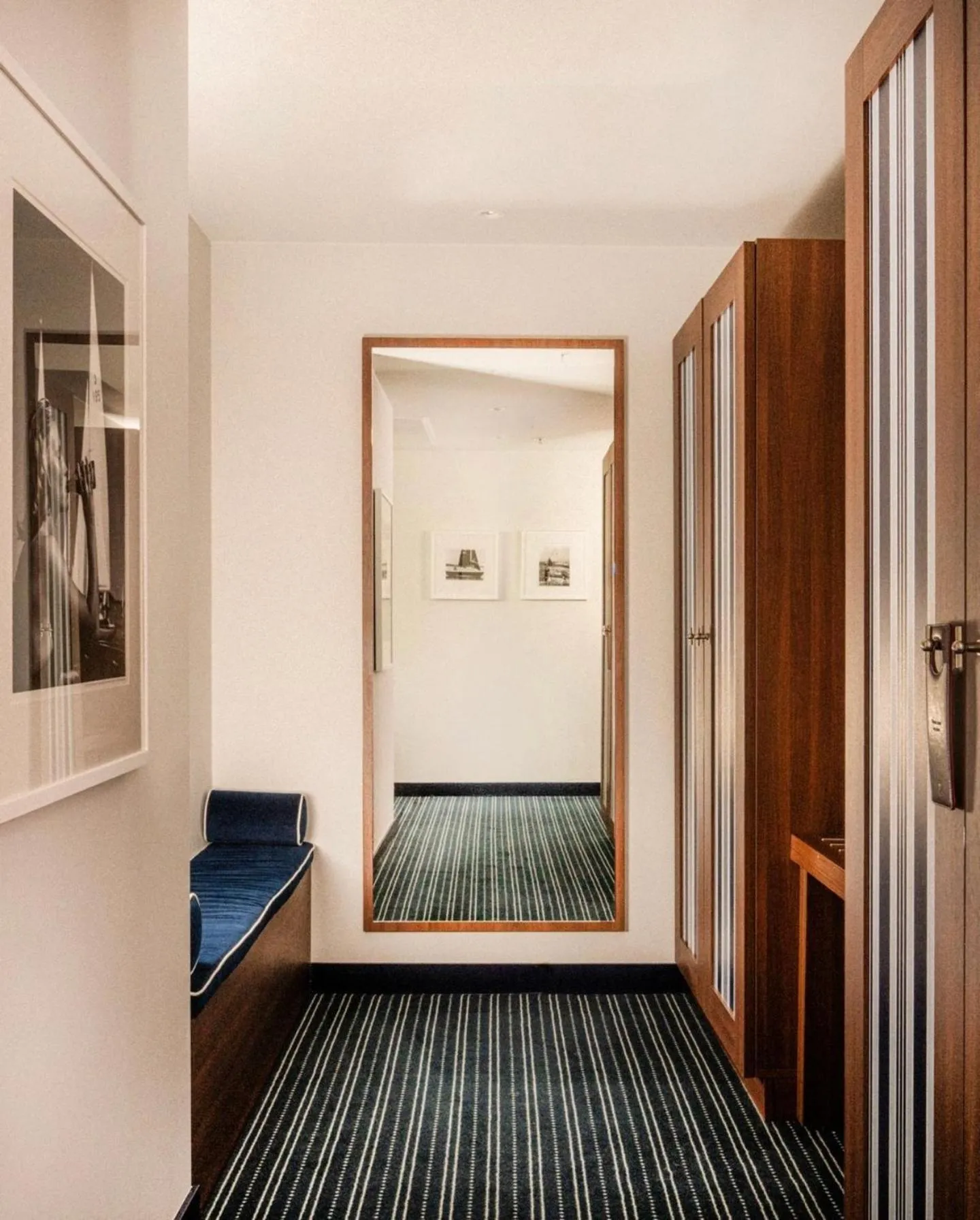 wardrobe, Bed in Hotel Klubben