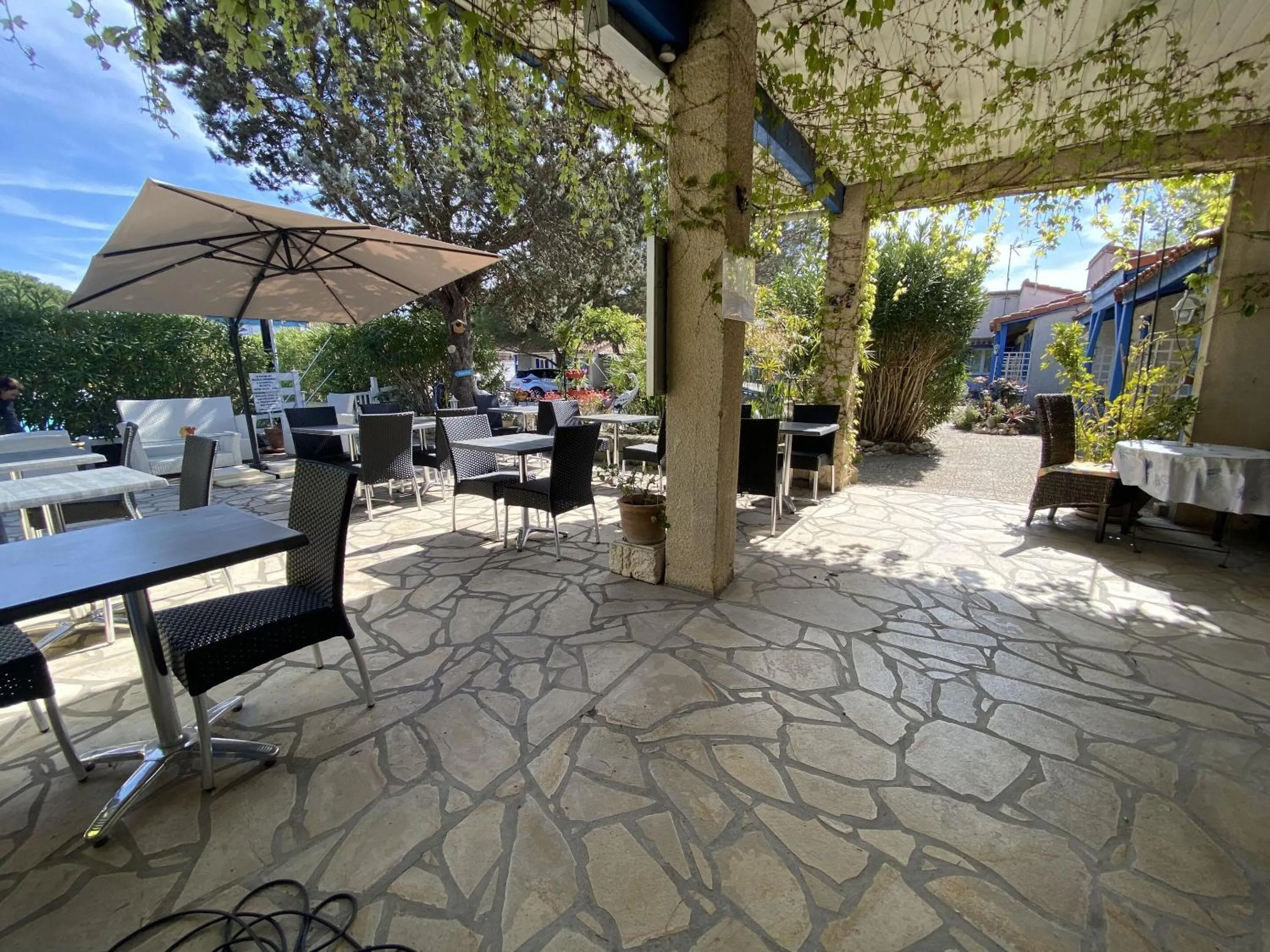 Garden in Hotel Des 4 Vents "Esprit Camargue" Parking Privé securisé