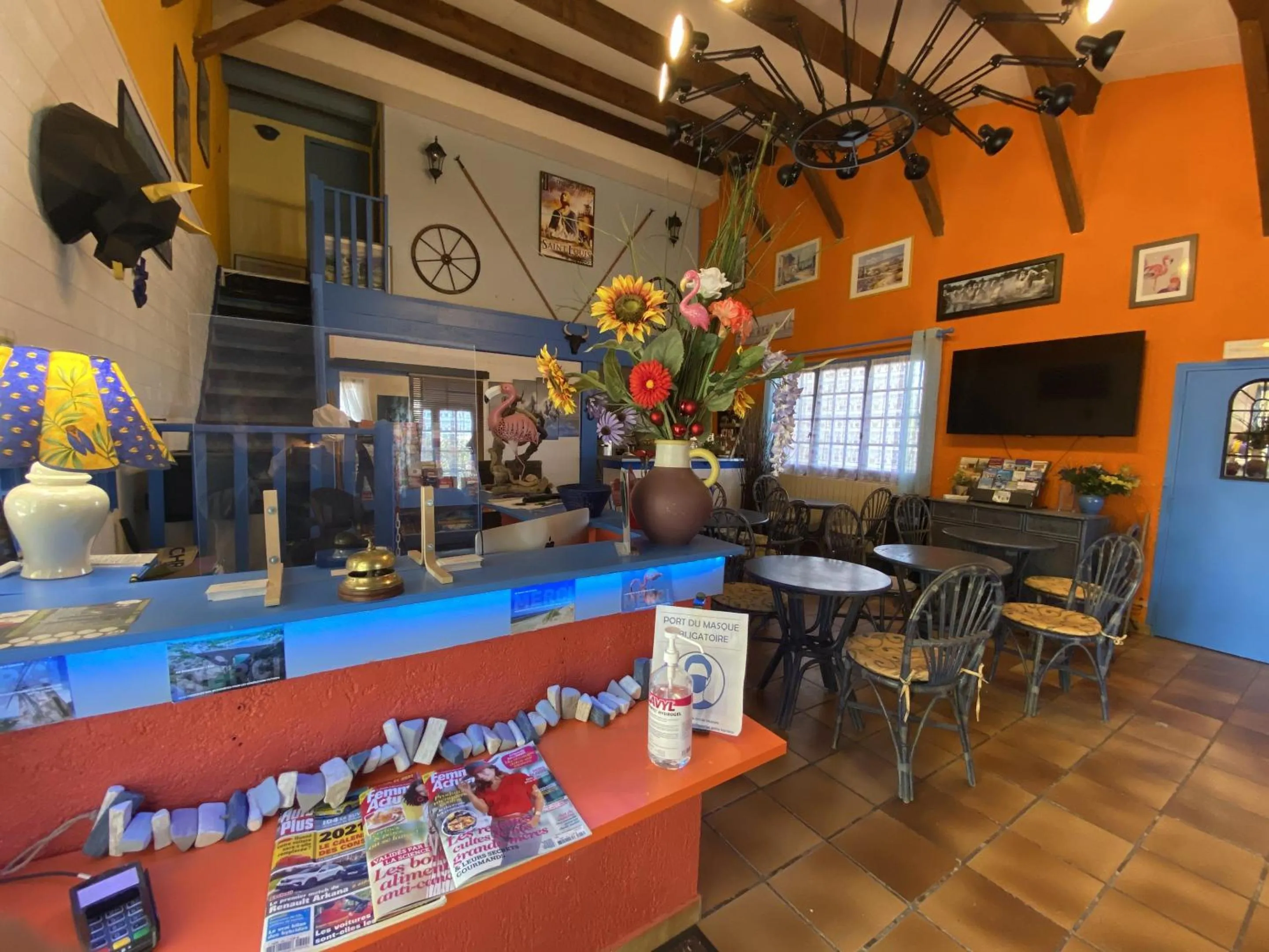 Lobby or reception in Hotel Des 4 Vents "Esprit Camargue" Parking Privé securisé