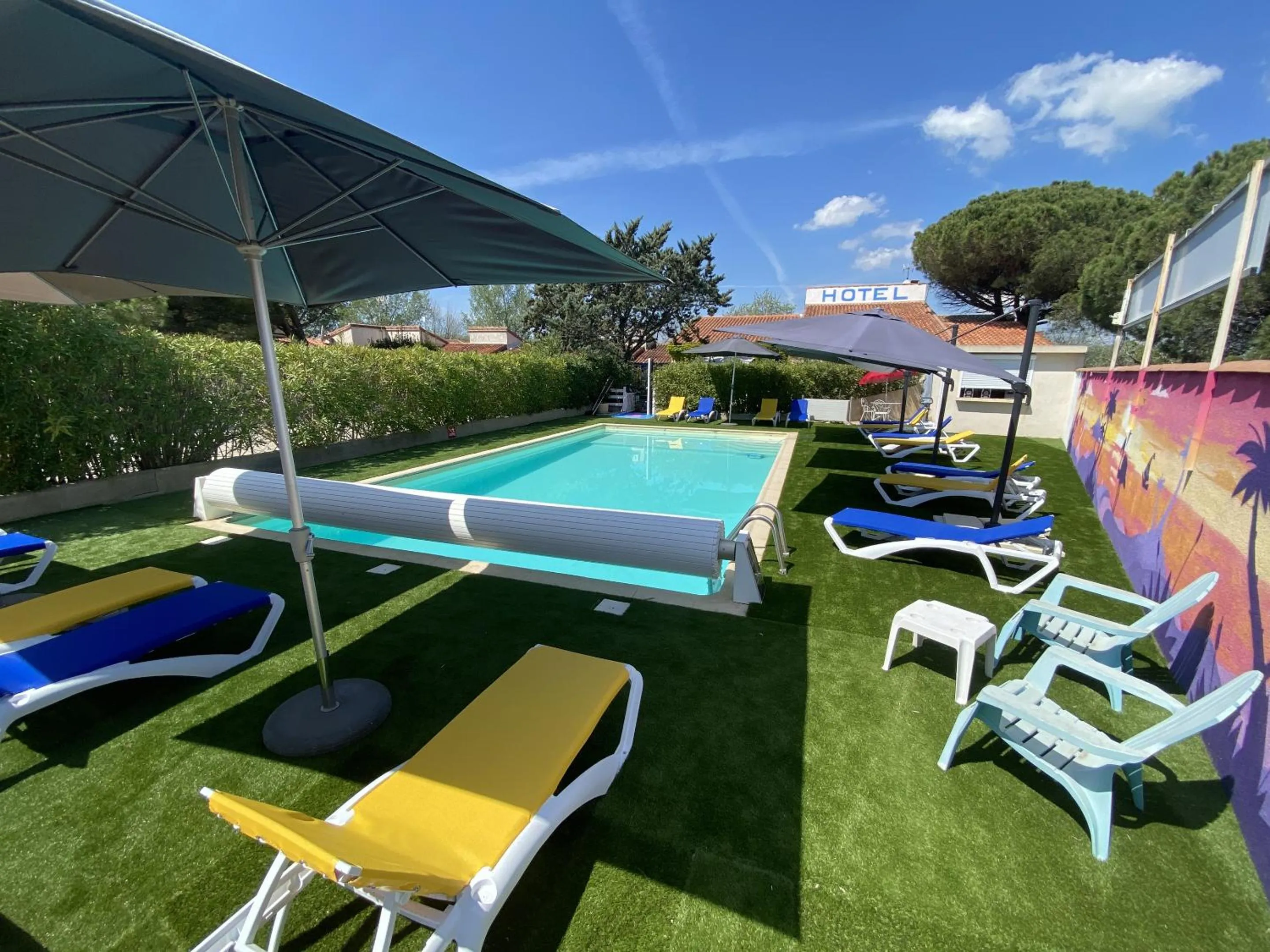 Pool view in Hotel Des 4 Vents "Esprit Camargue" Parking Privé securisé