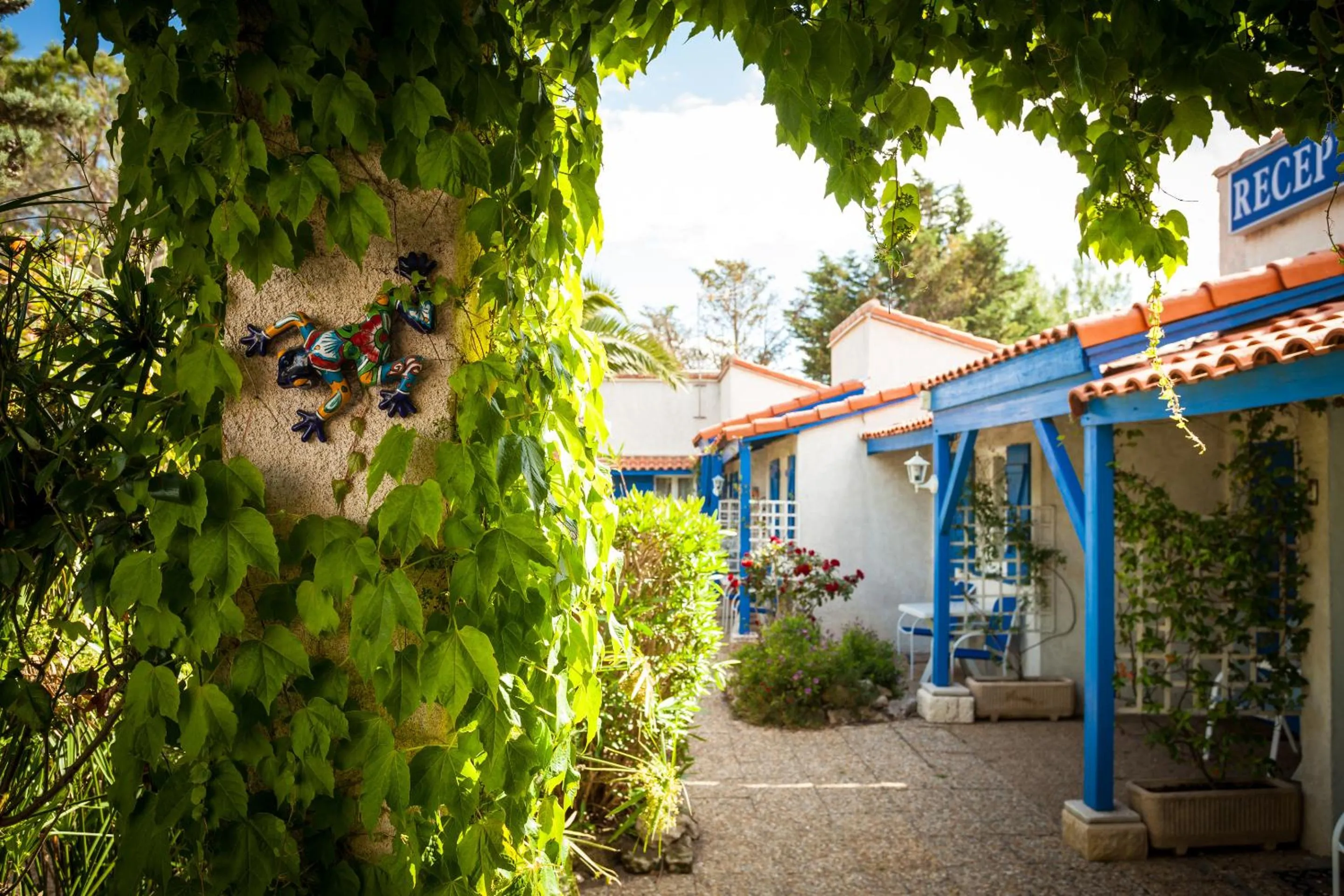 Property building in Hotel Des 4 Vents "Esprit Camargue" Parking Privé securisé