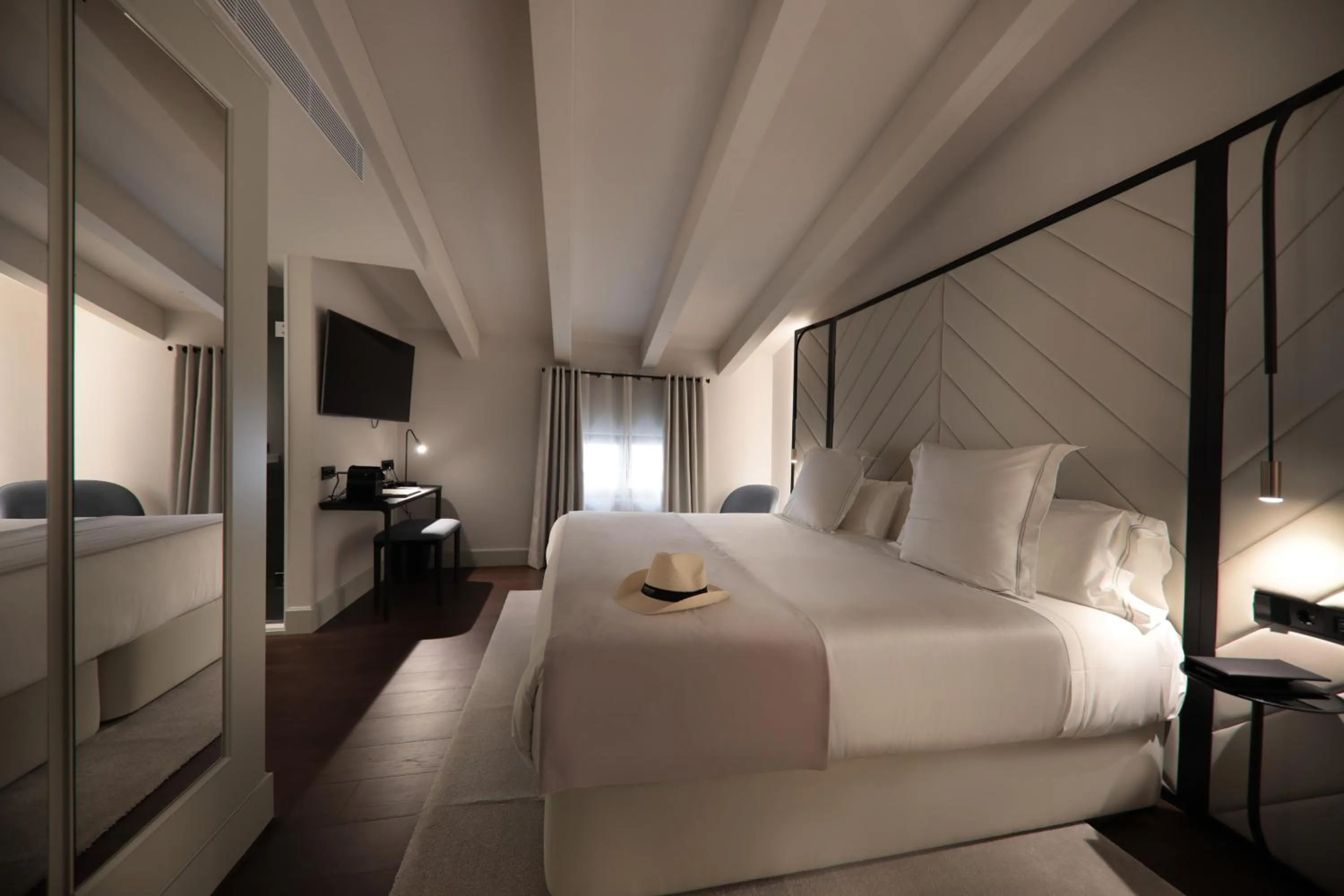 Photo of the whole room, Bed in Summum Boutique Hotel, member of Meliá Collection