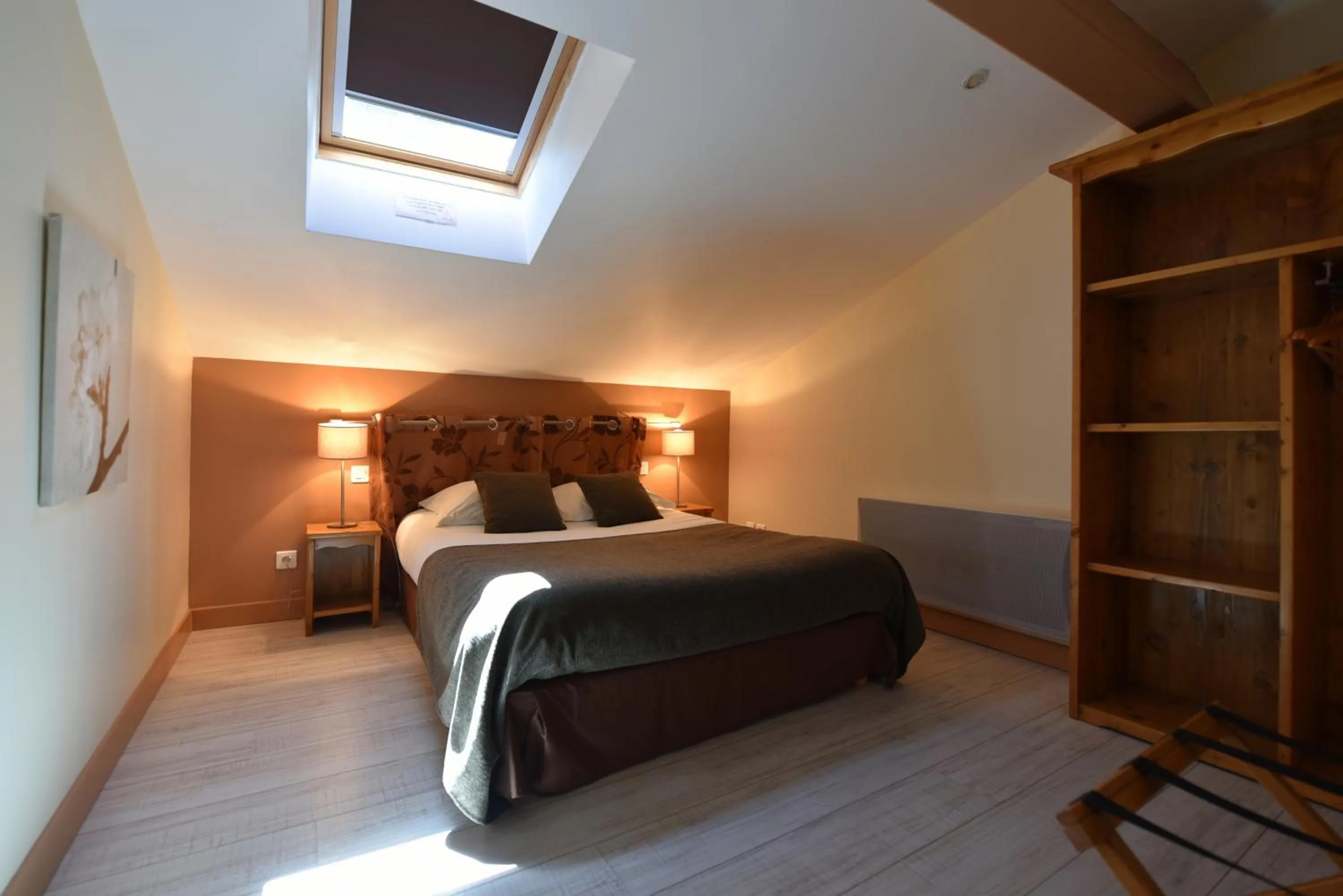 Bed in Logis Hôtel Restaurant Le Castel Fleuri