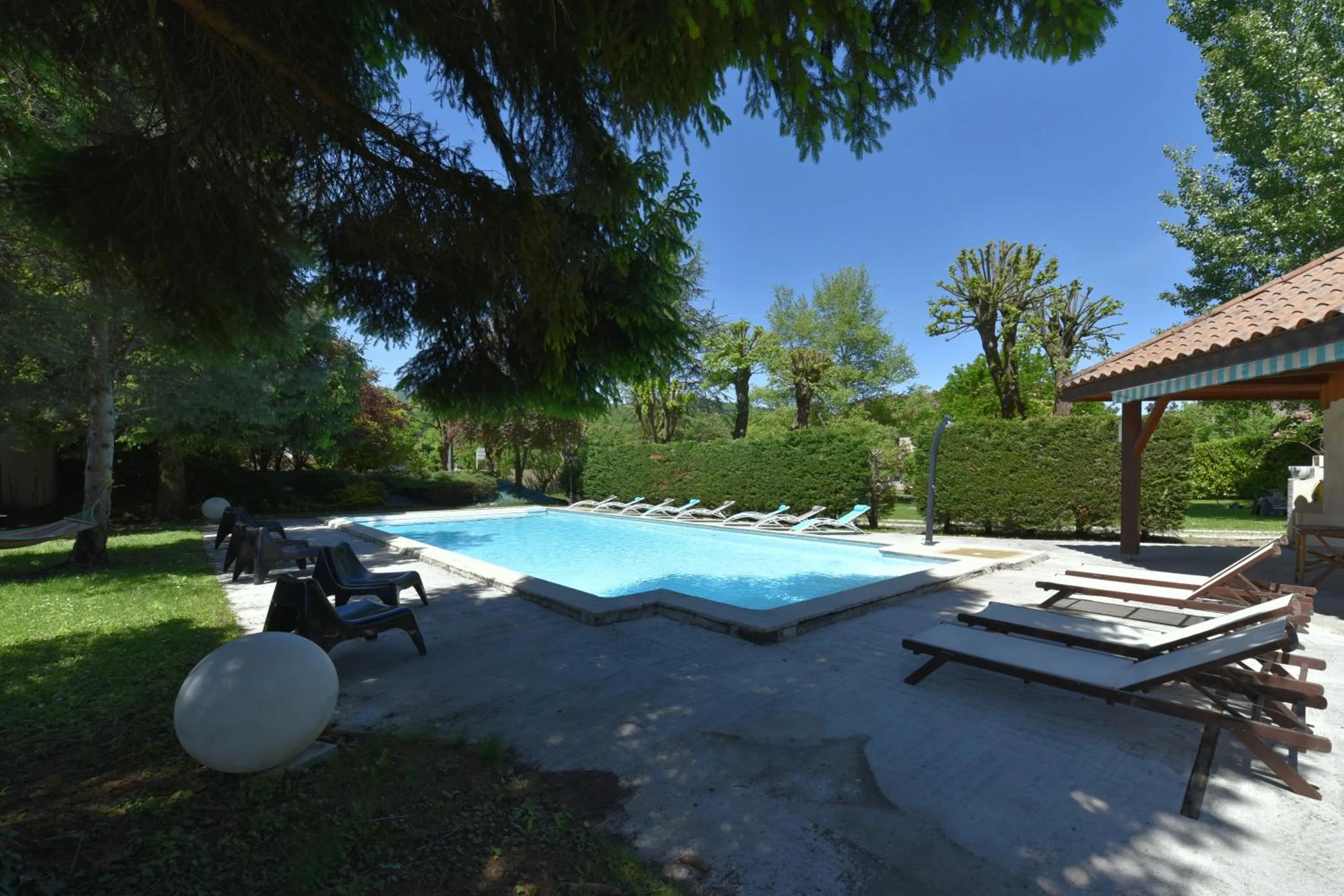 Garden in Logis Hôtel Restaurant Le Castel Fleuri
