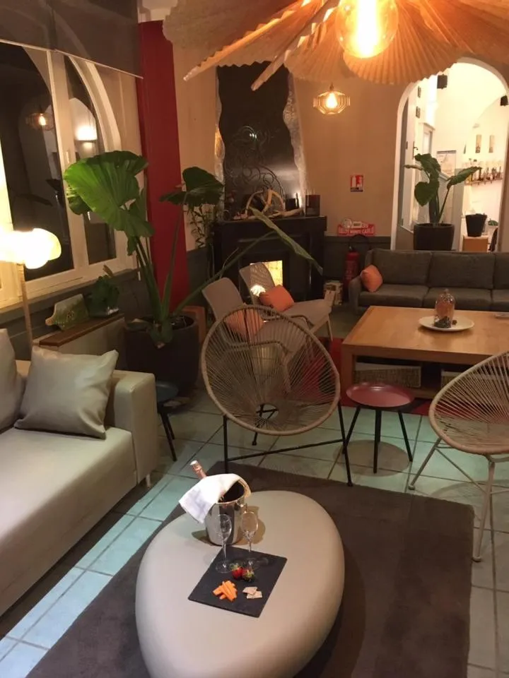 Living room in Logis Hôtel Restaurant Le Castel Fleuri