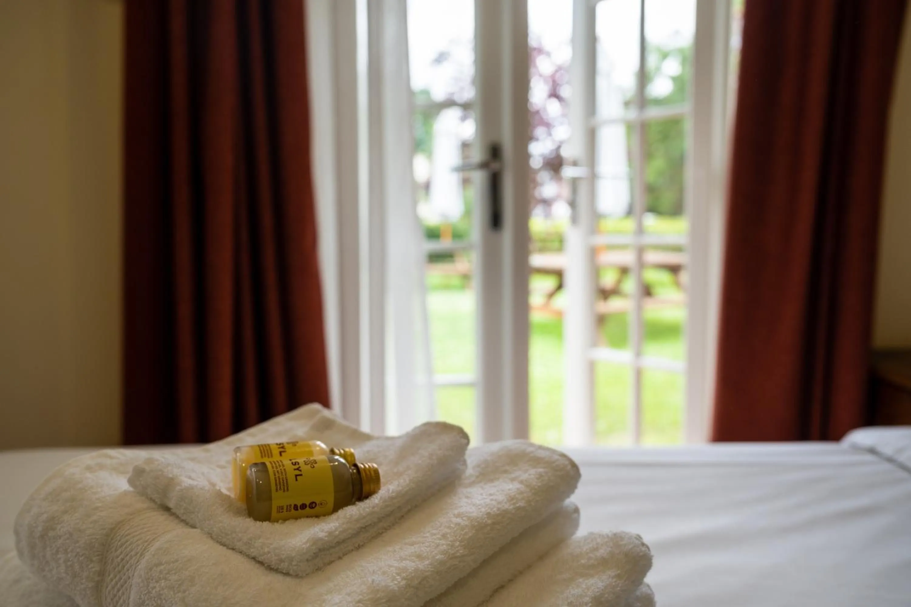 Bed in The Dewdrop Inn