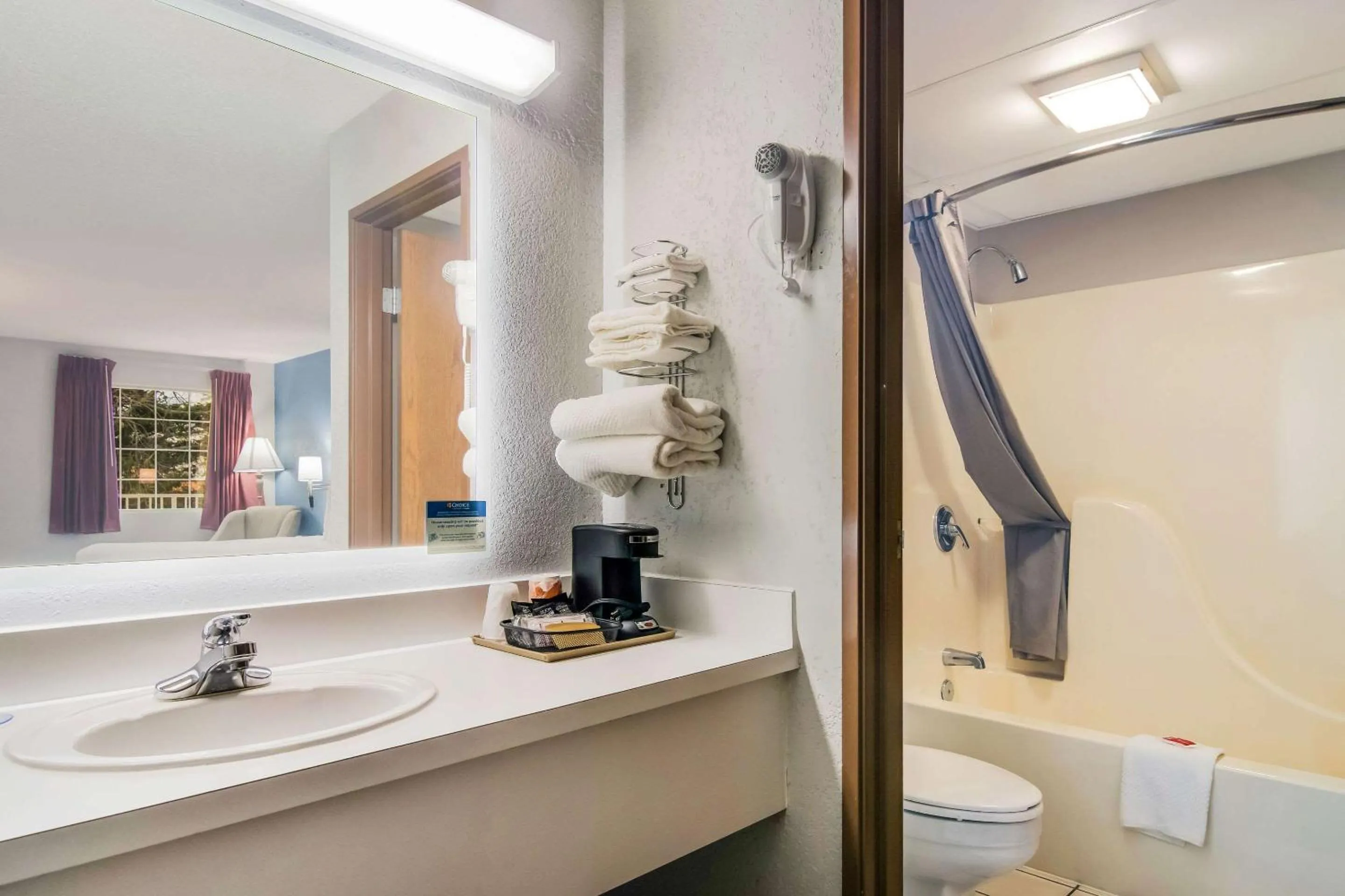 Shower in Econo Lodge Branson Theater District