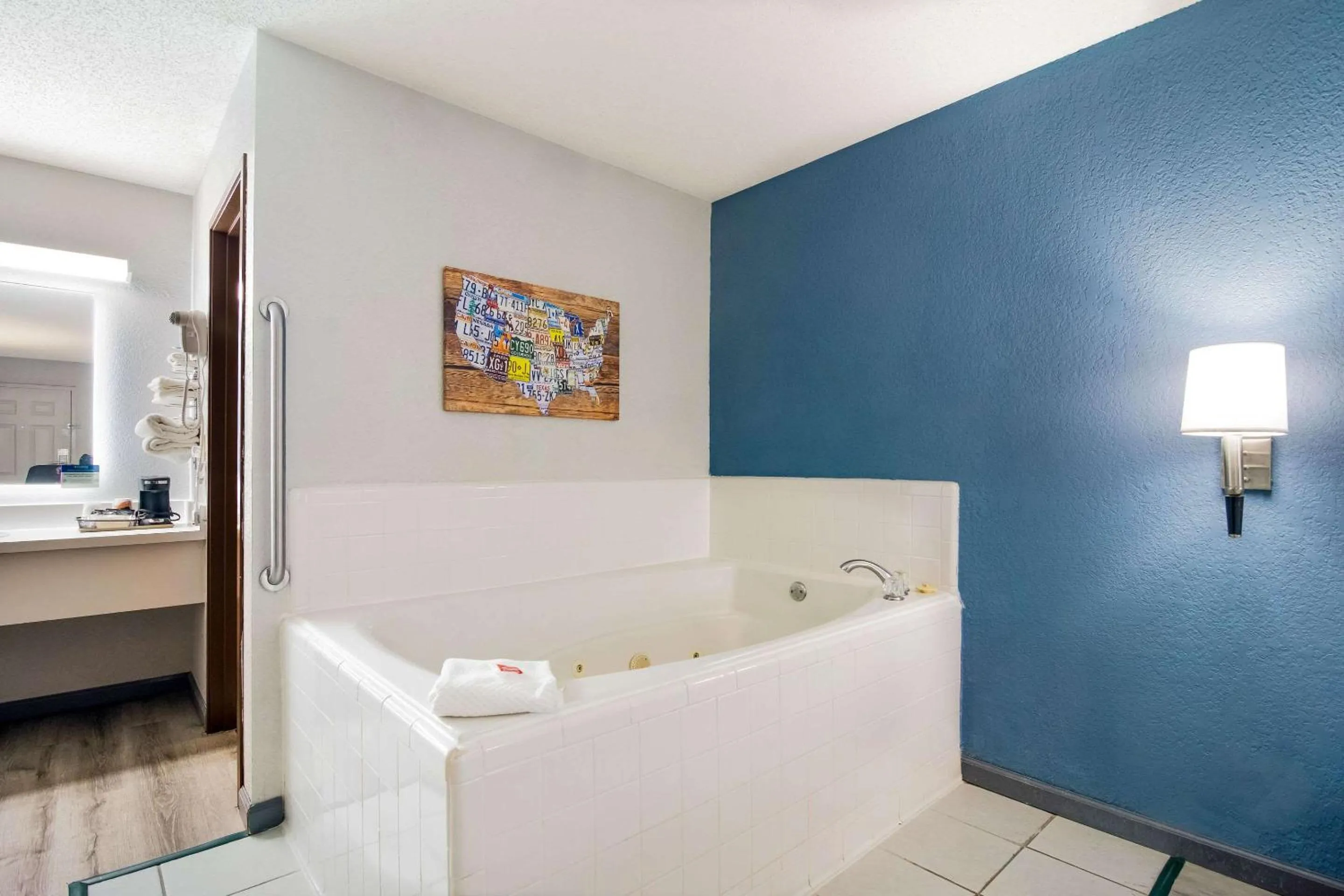 Bedroom, Bed in Econo Lodge Branson Theater District