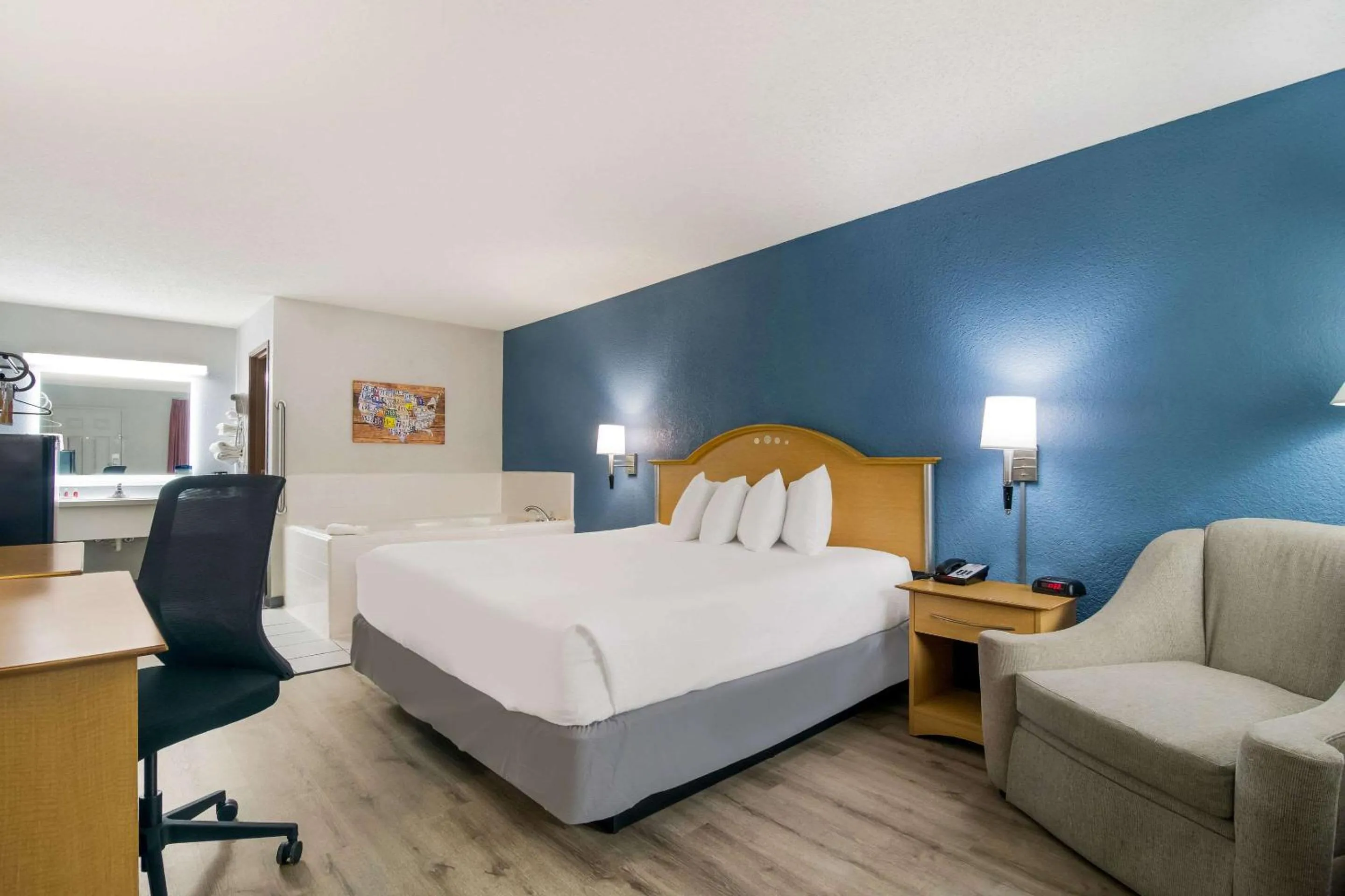 Bed in Econo Lodge Branson Theater District