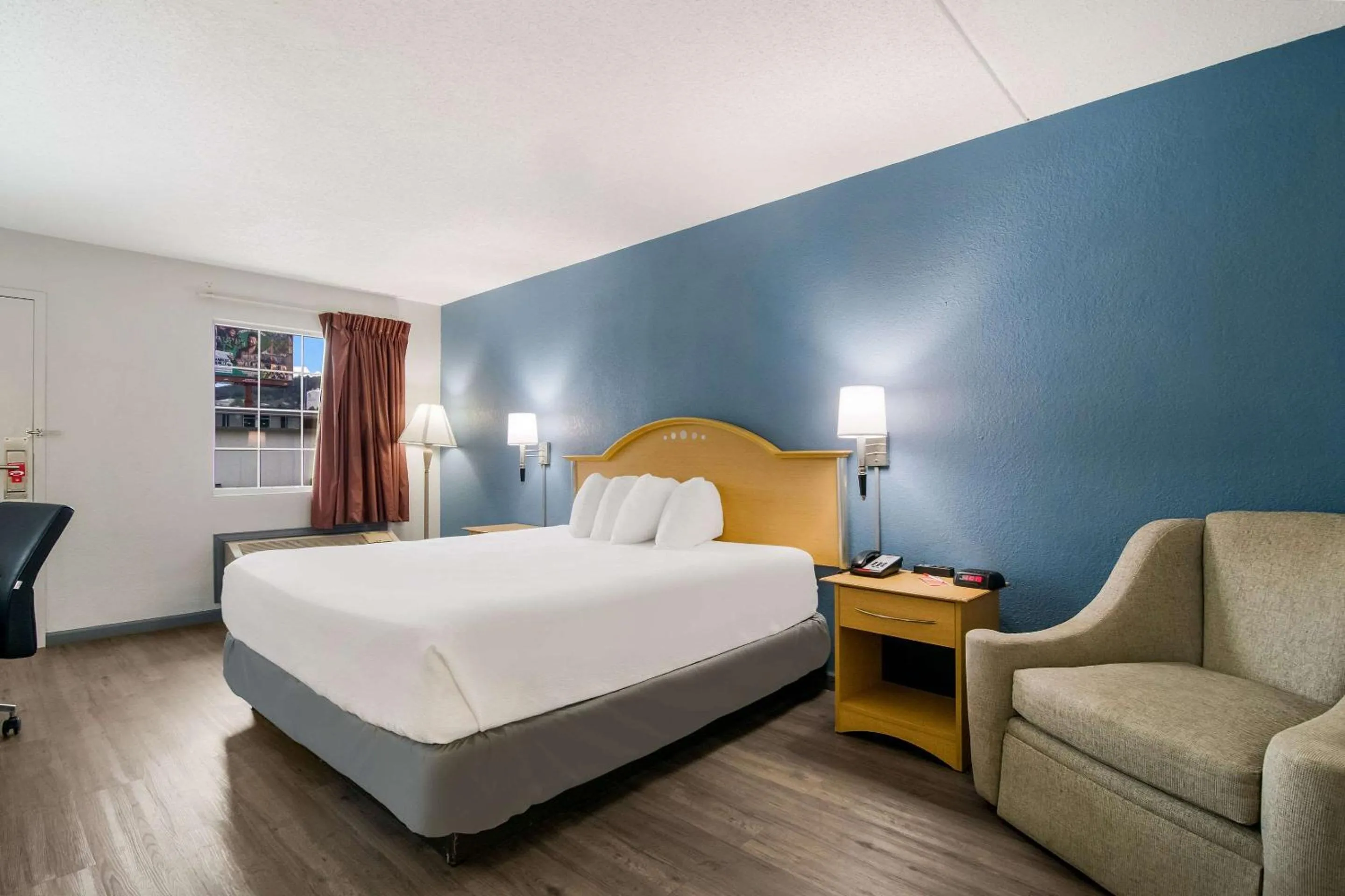 Bed in Econo Lodge Branson Theater District