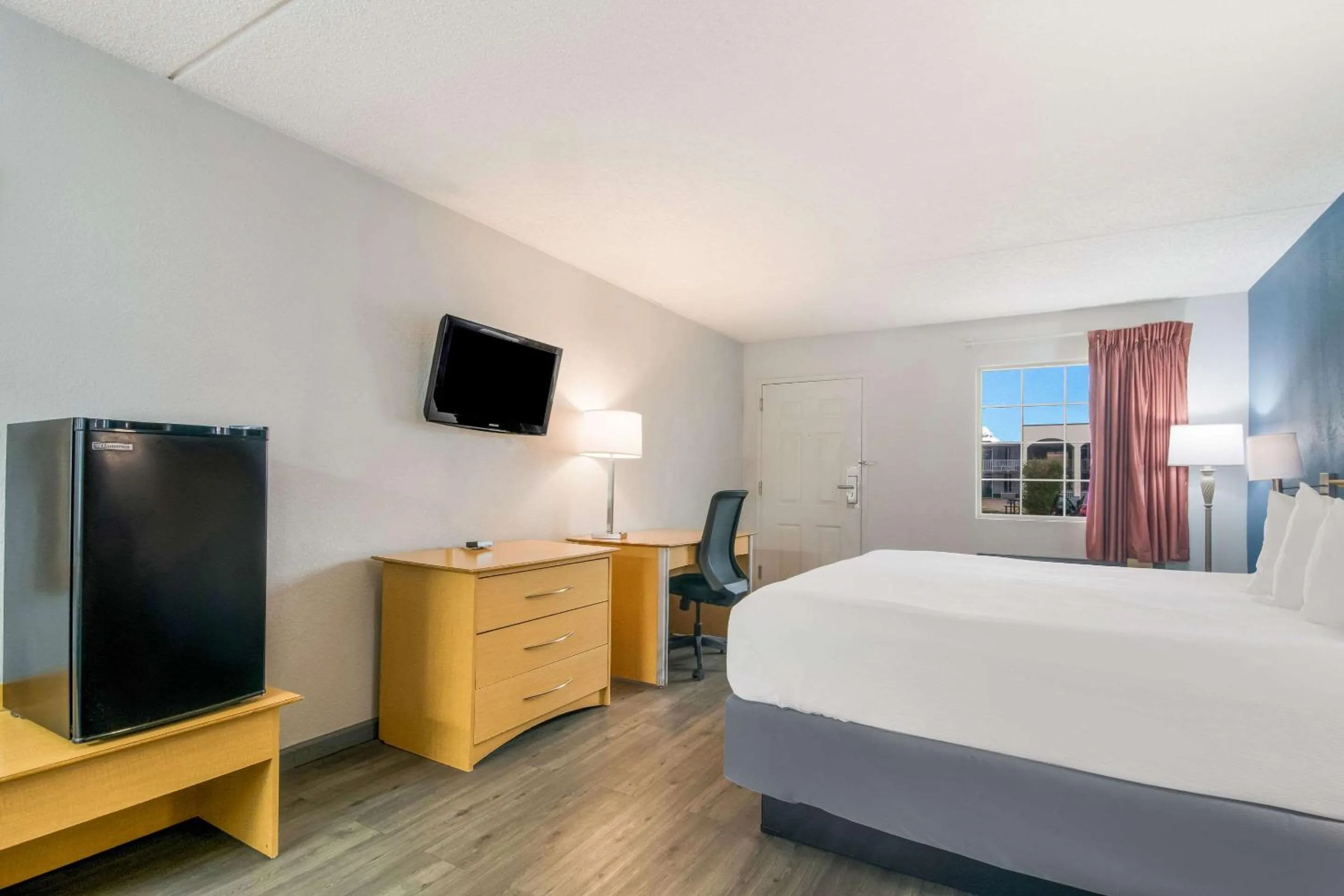 Bed in Econo Lodge Branson Theater District