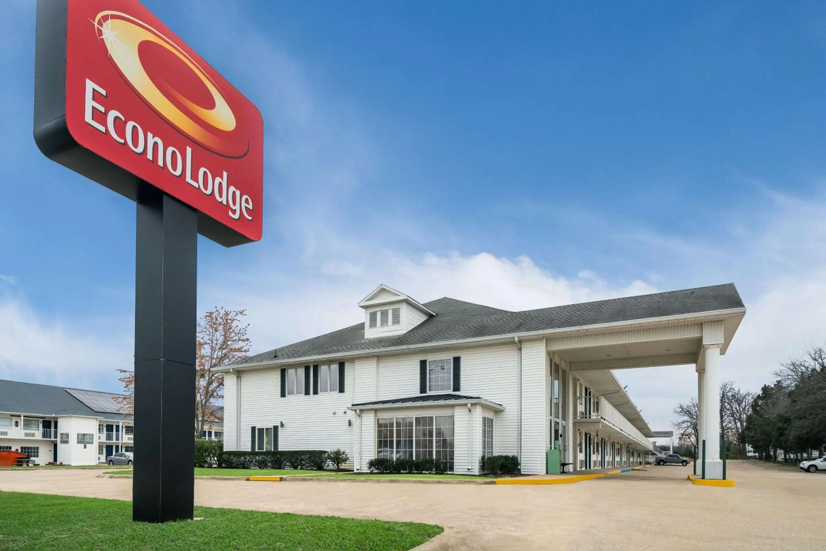 Property building in Econo Lodge Branson Theater District