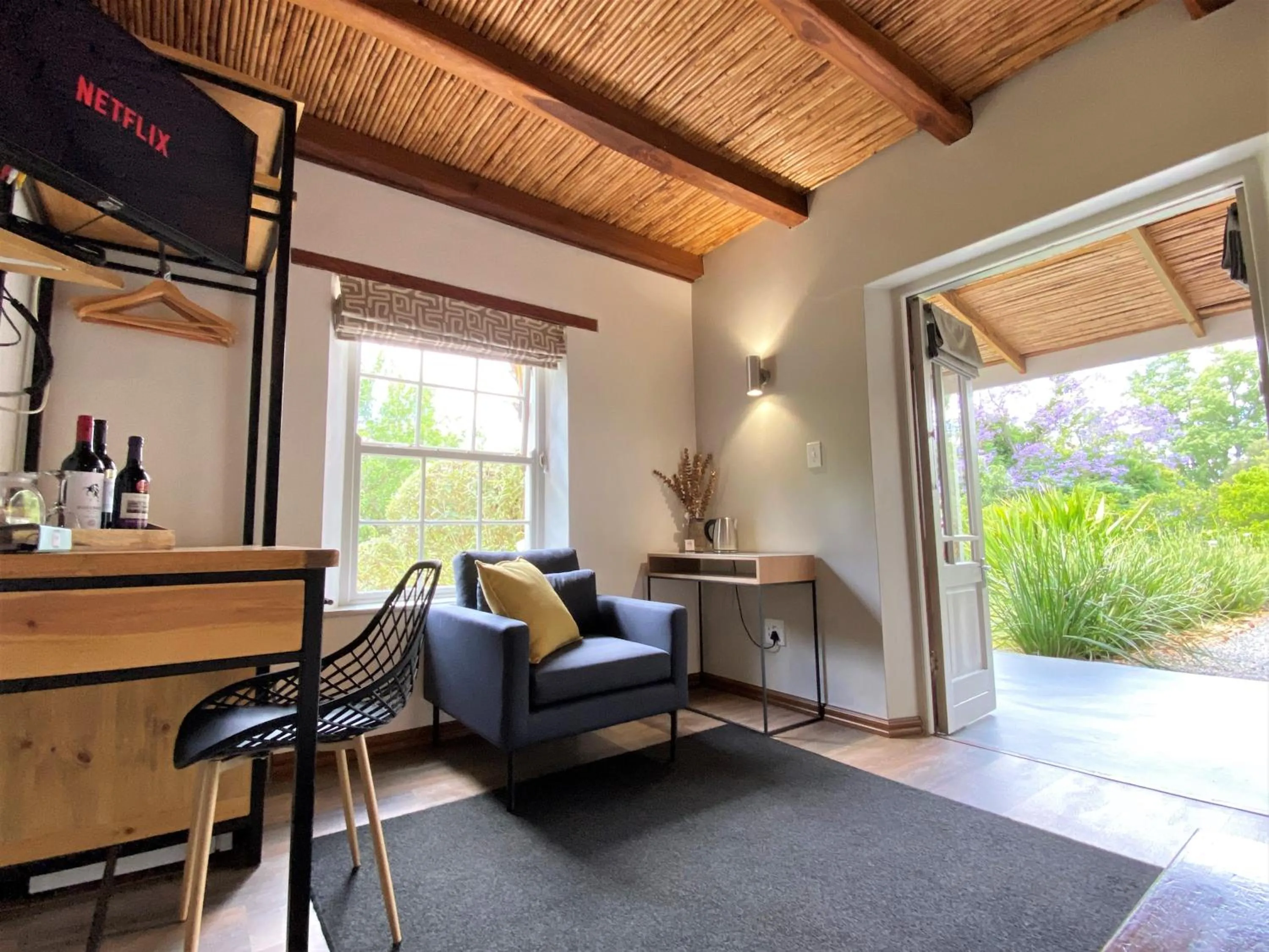 TV and multimedia in Swellendam Country Lodge - Guest House - B&B