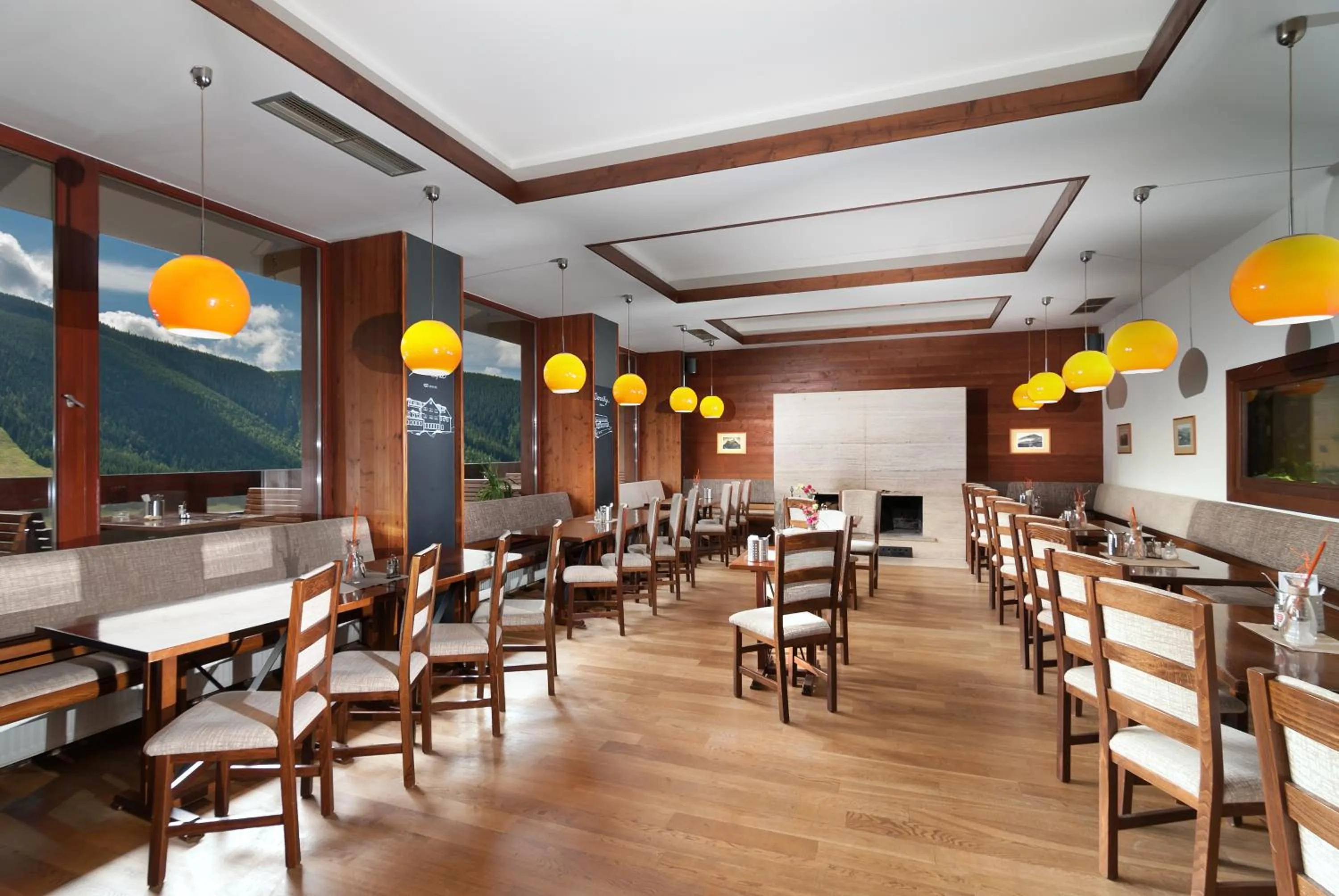 Restaurant/places to eat in Hotel Adam