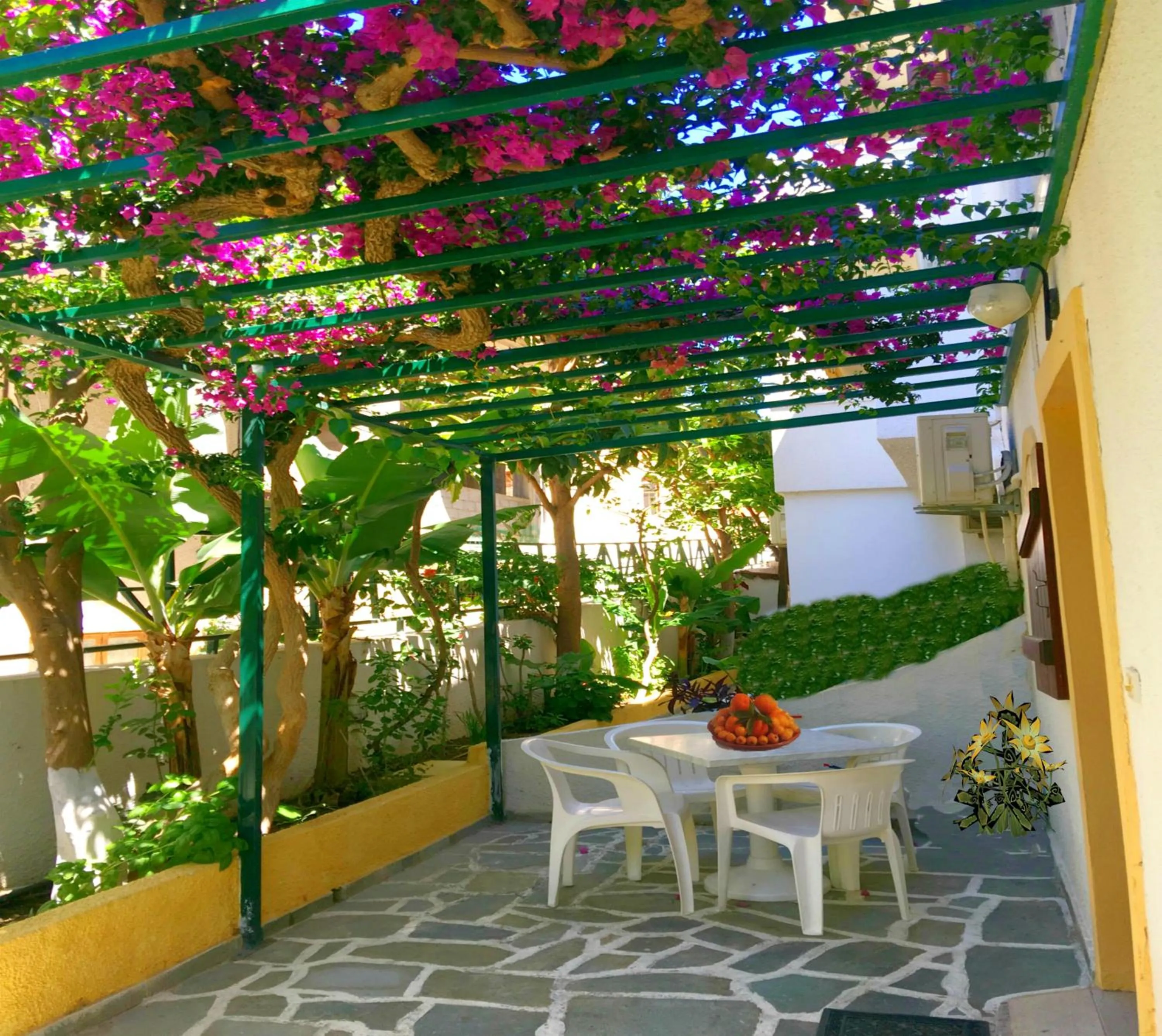 Garden in Kastro Studios Apartments