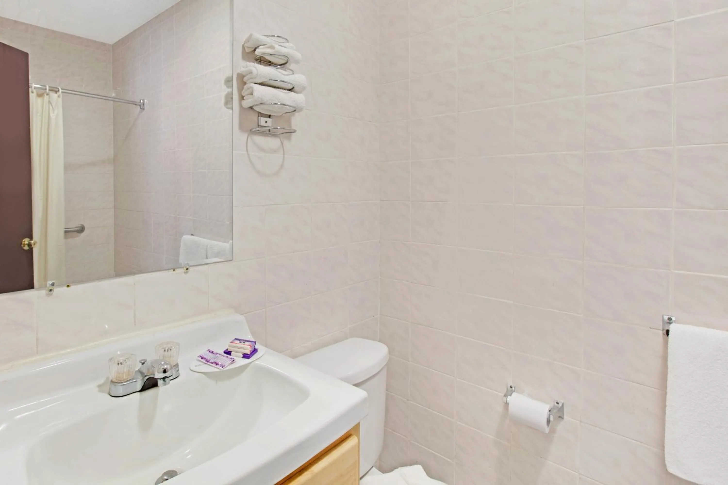 Bathroom in Knights Inn Pine Brook