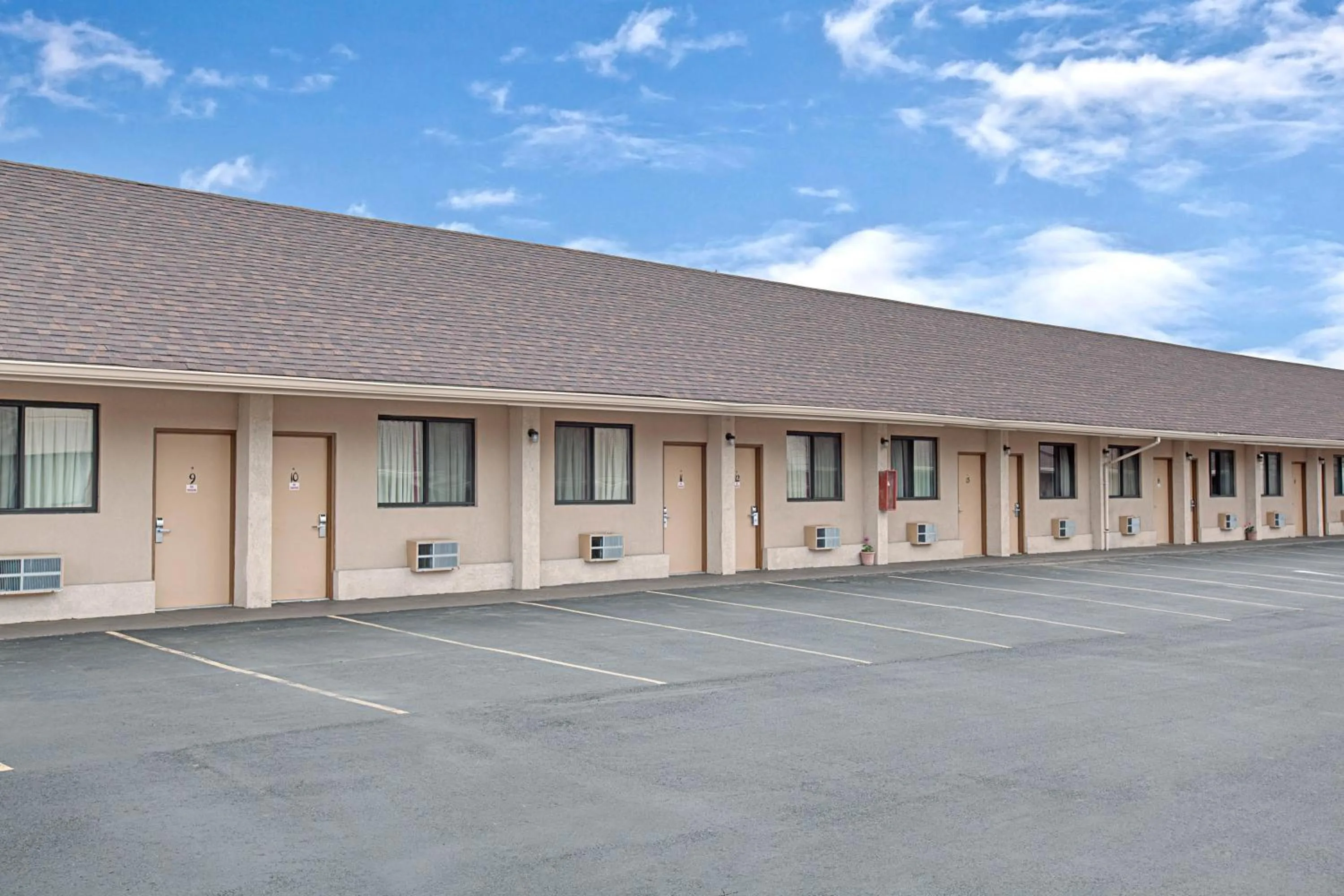 Property Building in Knights Inn Pine Brook