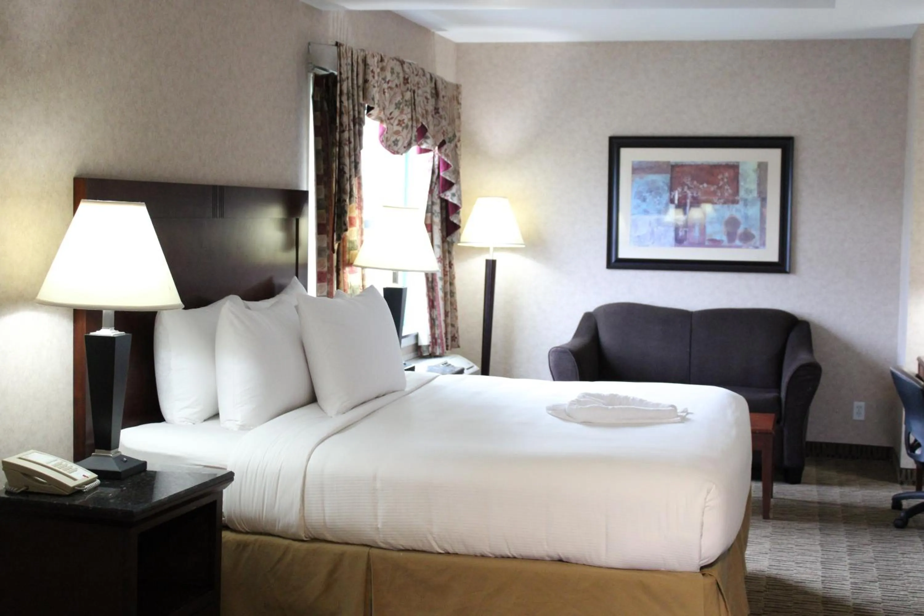 Bed in Pacific Inn & Suites Kamloops