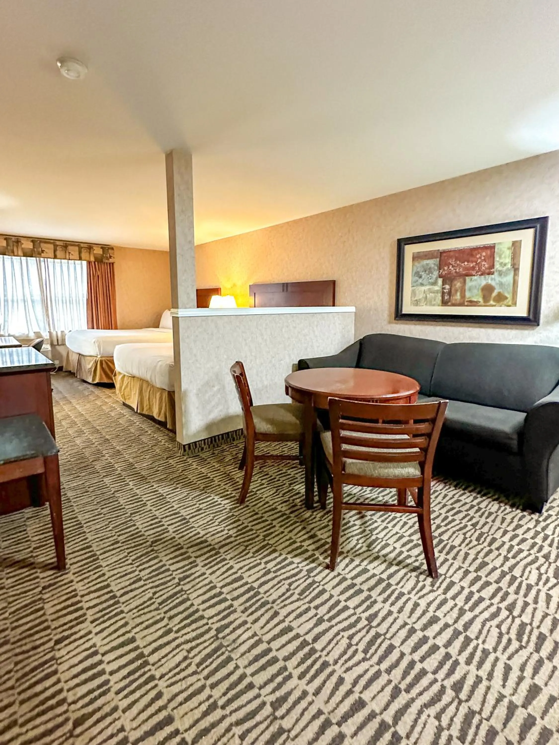 Seating area in Pacific Inn & Suites Kamloops