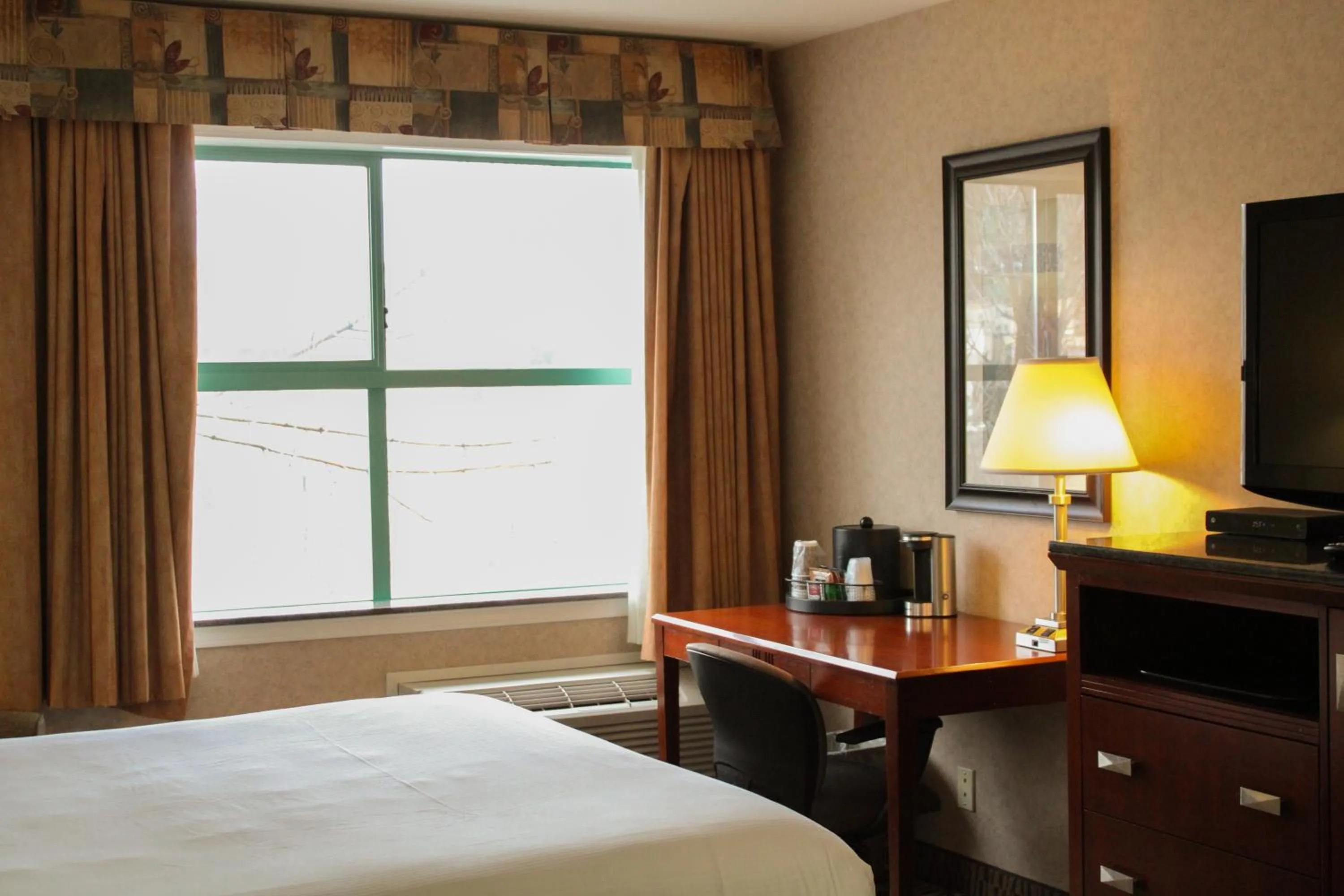 Coffee/tea facilities, Bed in Pacific Inn & Suites Kamloops