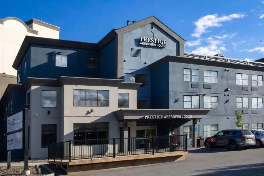 Property building in Pacific Inn & Suites Kamloops