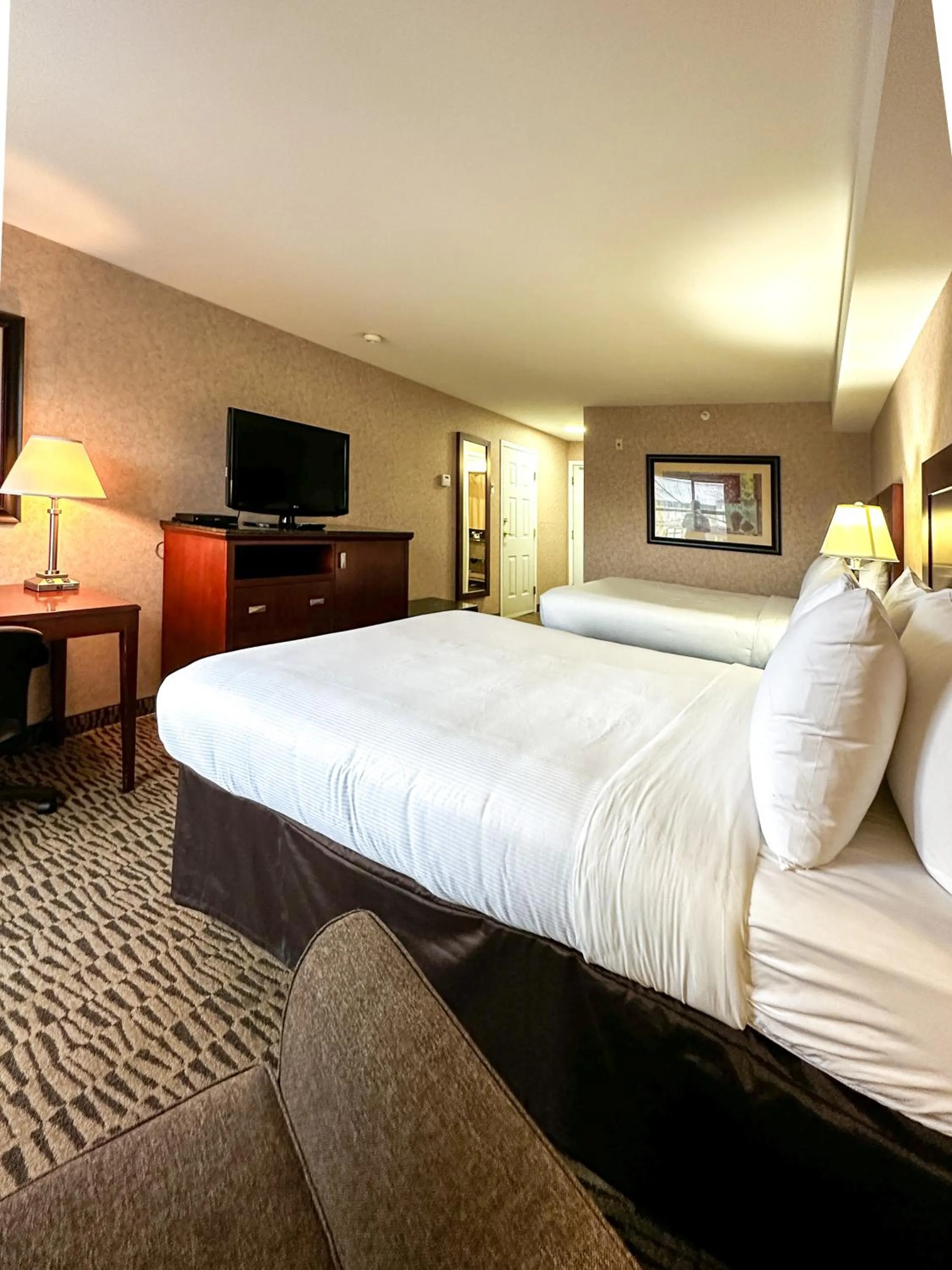 Bed in Pacific Inn & Suites Kamloops